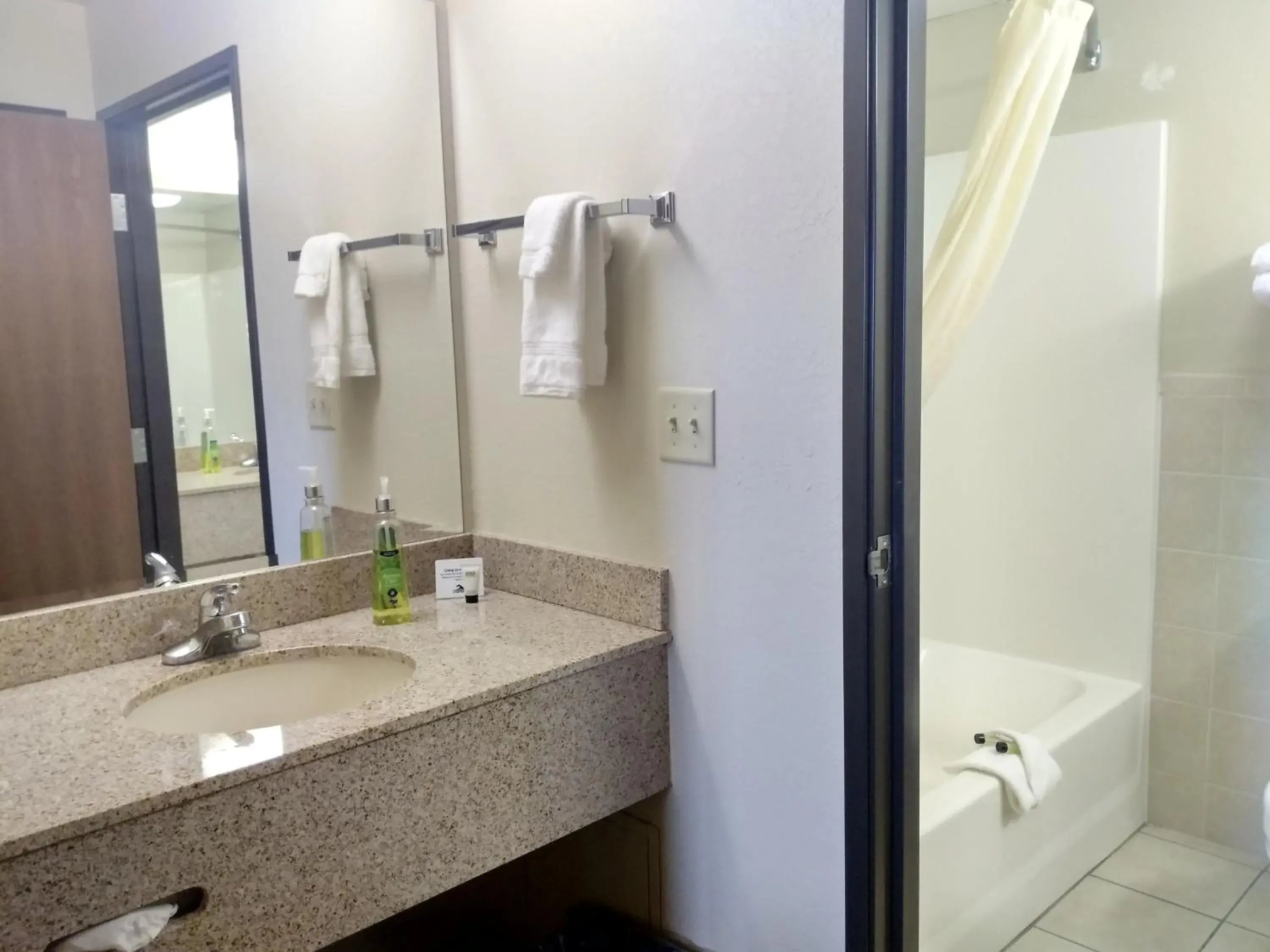 Deluxe Family Room in Madelia Hotel & Suites Deluxe Family Room in Madelia Hotel & Suites