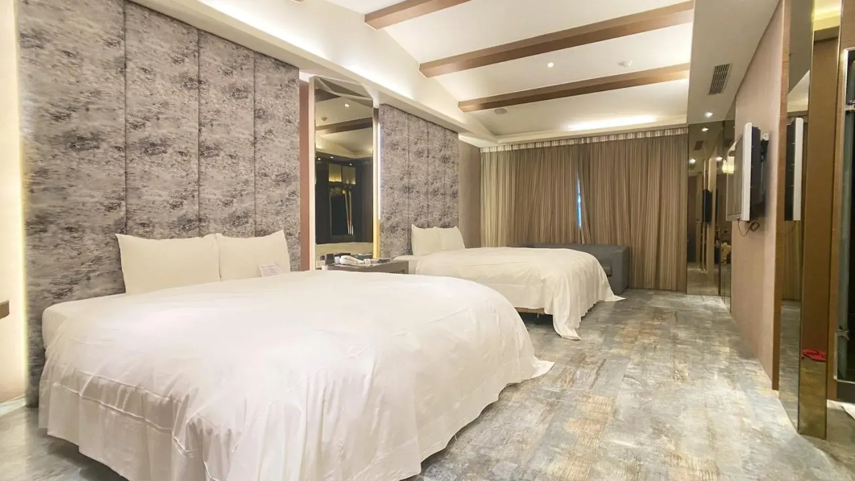 Family Room - No Garage in Holly Wood Motel Family Room - No Garage in Holly Wood Motel