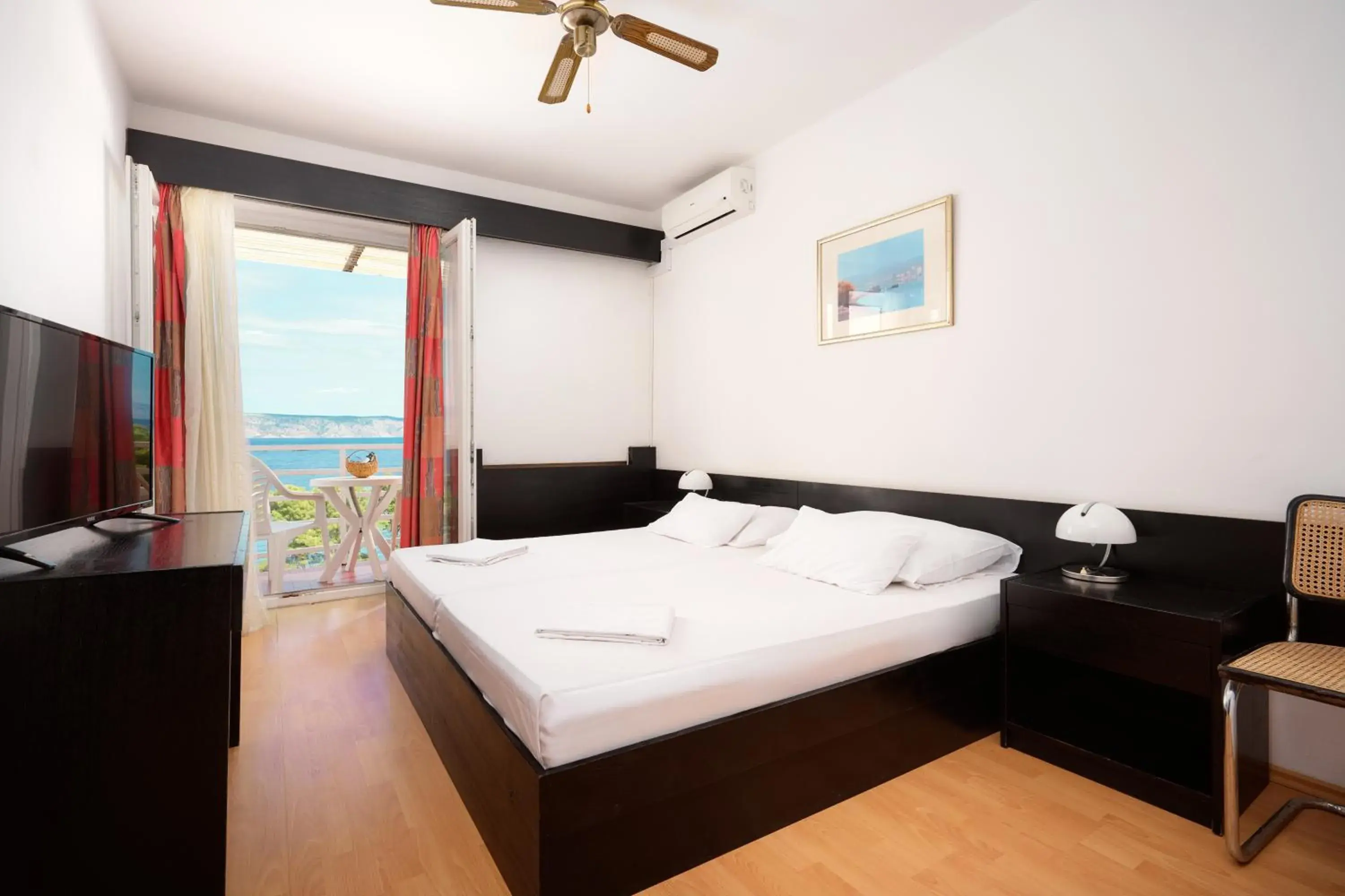 Standard Double or Twin Room with Seaside View and Balcony in Hotel Hvar Standard Double or Twin Room with Seaside View and Balcony in Hotel Hvar