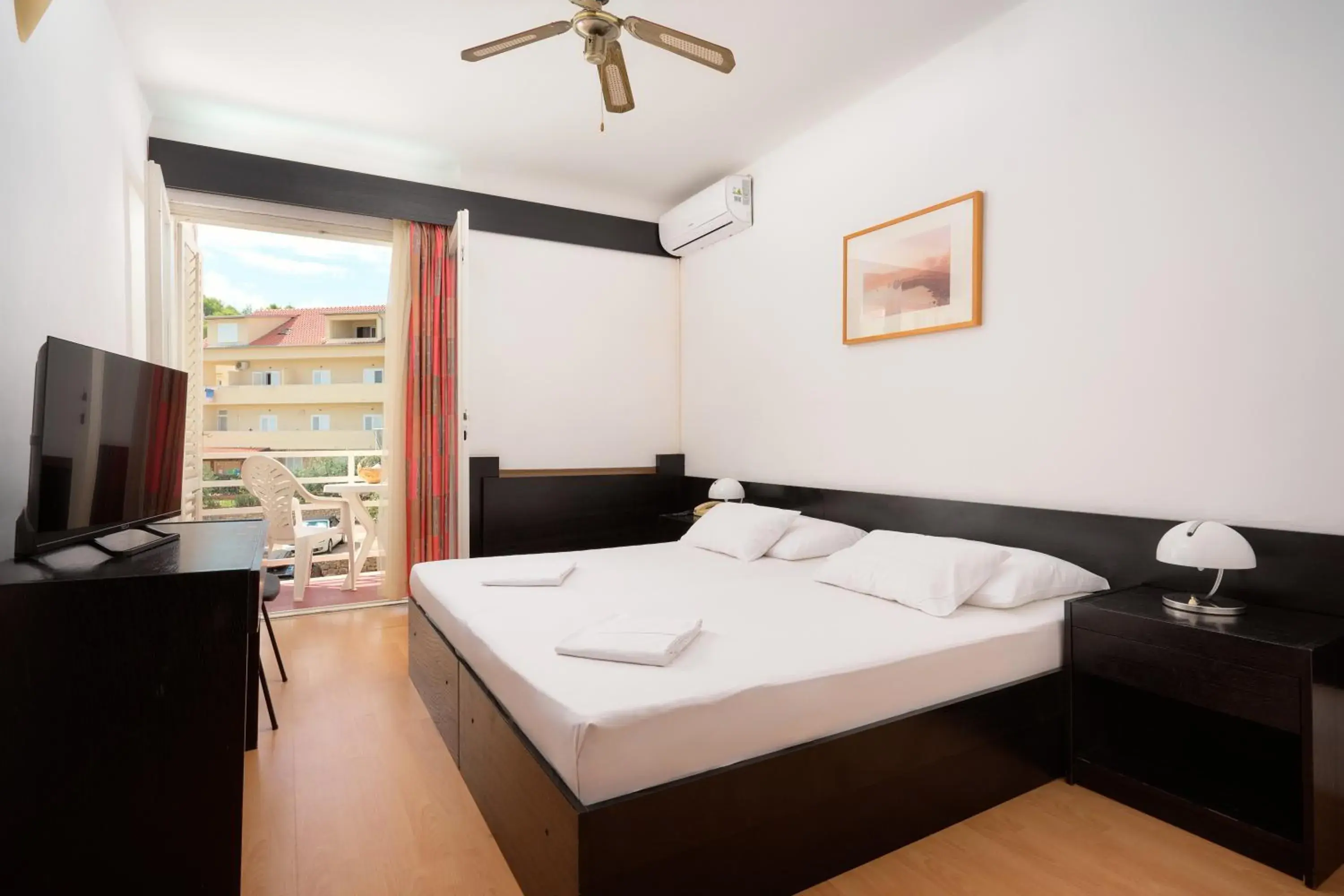 Standard Double or Twin Room with Balcony in Hotel Hvar Standard Double or Twin Room with Balcony in Hotel Hvar