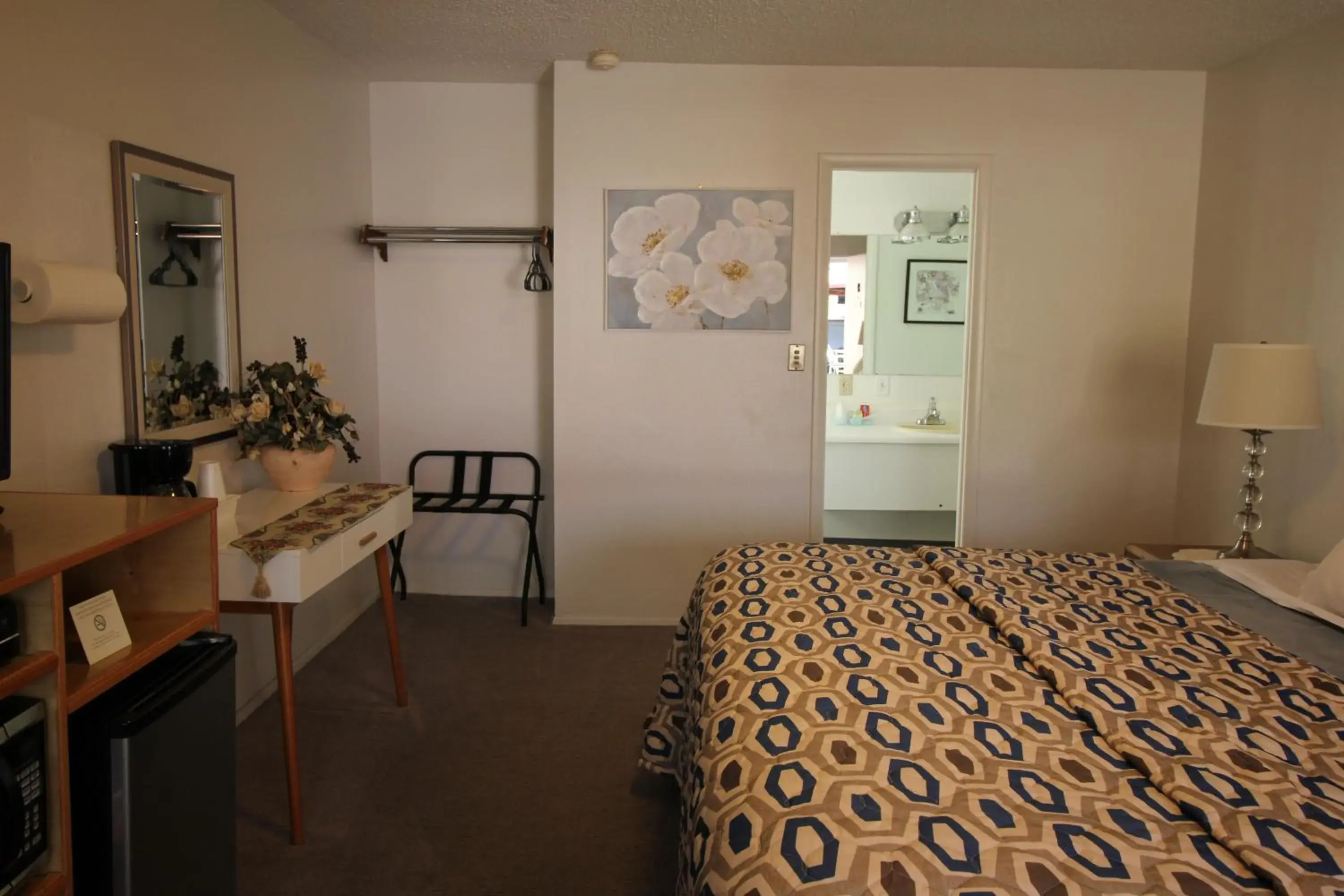 Deluxe King Room in Mariners Cove Inn Deluxe King Room in Mariners Cove Inn