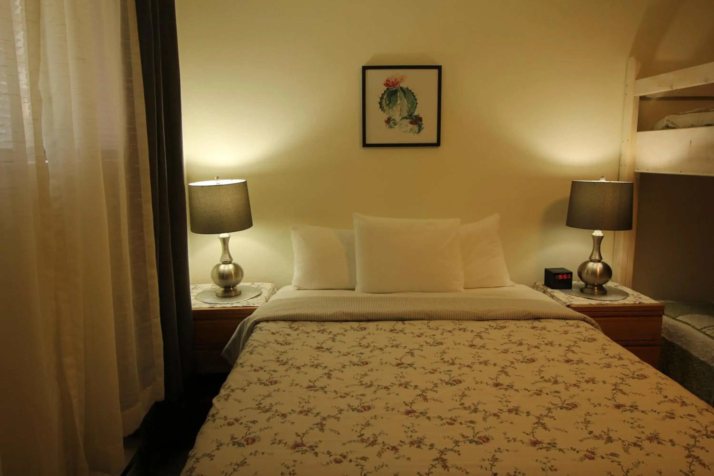 Deluxe Queen Studio in Mariners Cove Inn Deluxe Queen Studio in Mariners Cove Inn