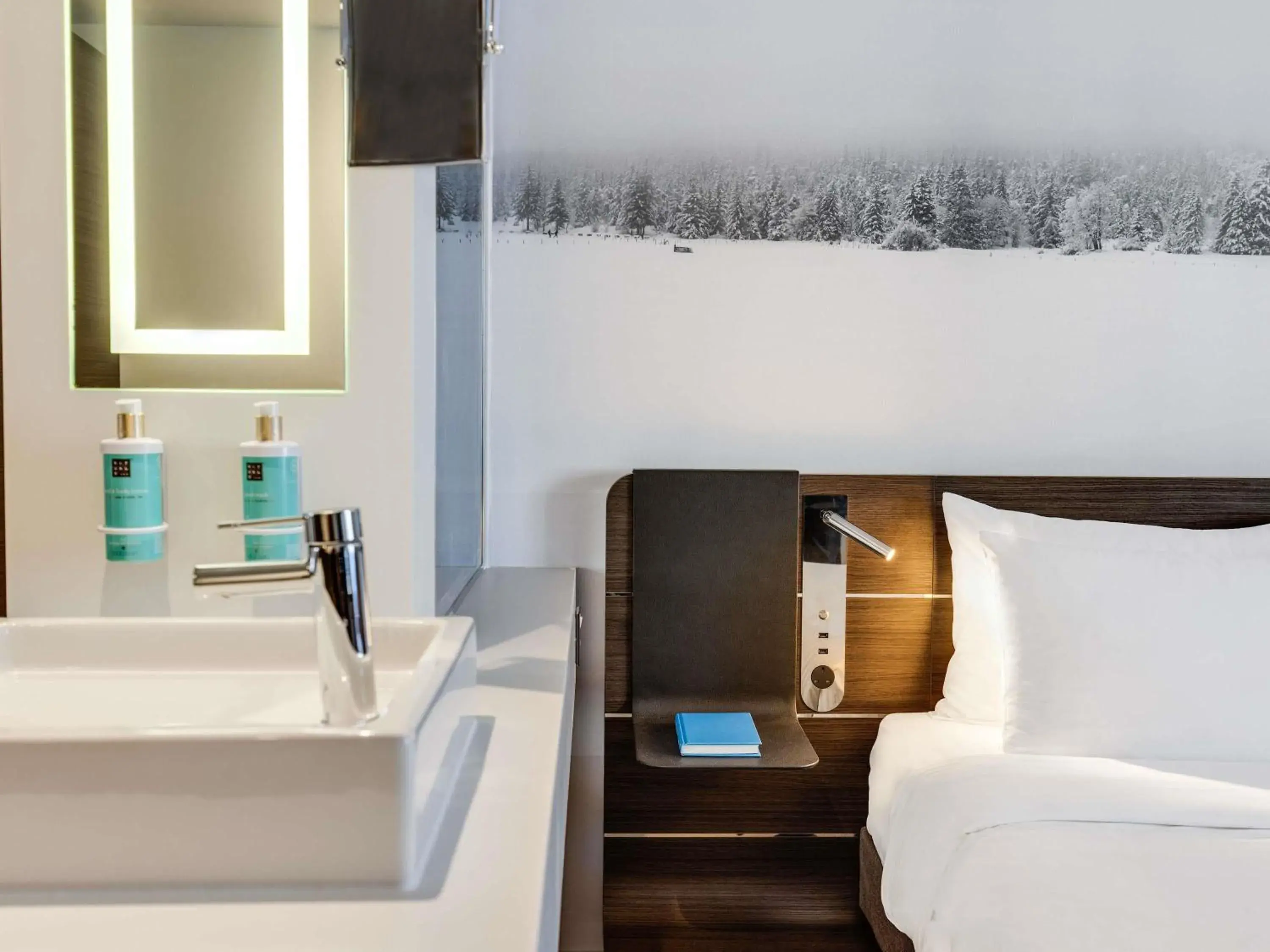 Executive Room with Queen Bed in Novotel London Tower Bridge Executive Room with Queen Bed in Novotel London Tower Bridge