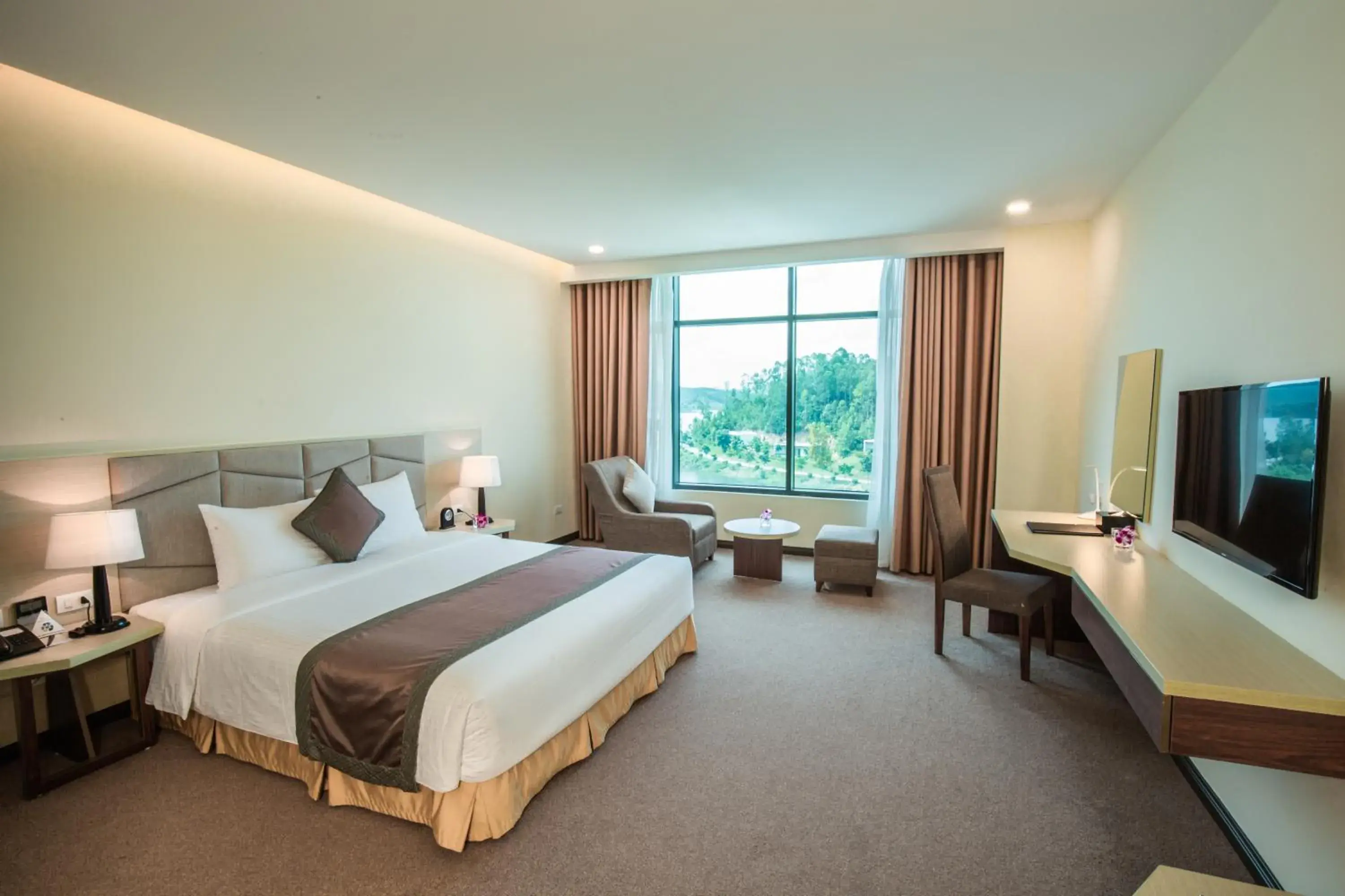 Deluxe King Room in Muong Thanh Luxury Dien Lam Deluxe King Room in Muong Thanh Luxury Dien Lam