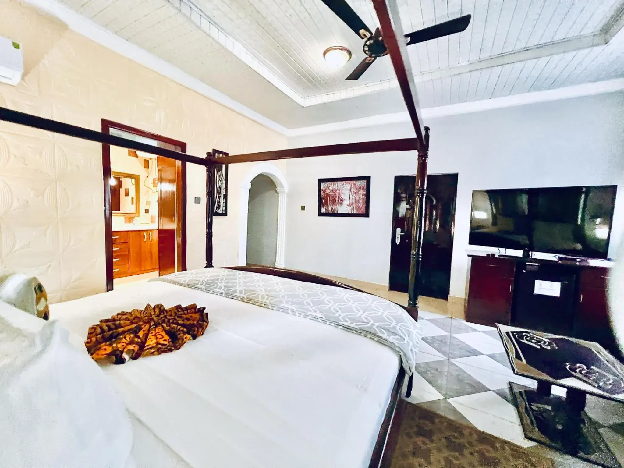 King Suite with Spa Bath in Coconut Pointe Villa & Beach Resort King Suite with Spa Bath in Coconut Pointe Villa & Beach Resort