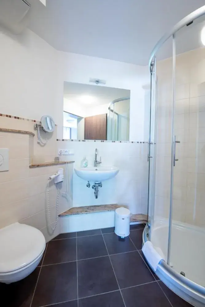 Double Room with Balcony - single occupancy in Garni Hotel Henn Double Room with Balcony - single occupancy in Garni Hotel Henn