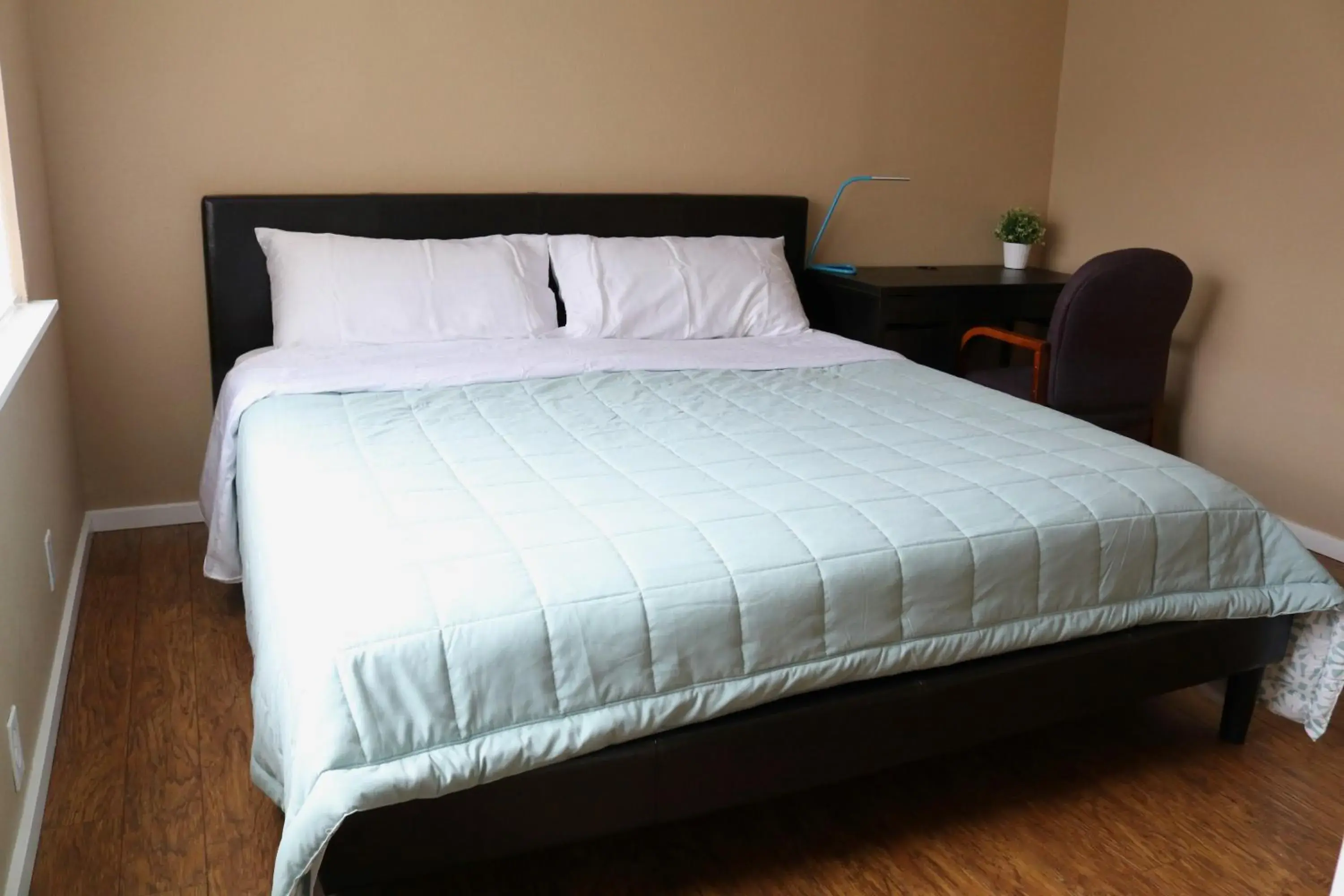 Double Room with Private Bathroom in Quiet, clean and comfortable room Double Room with Private Bathroom in Quiet, clean and comfortable room