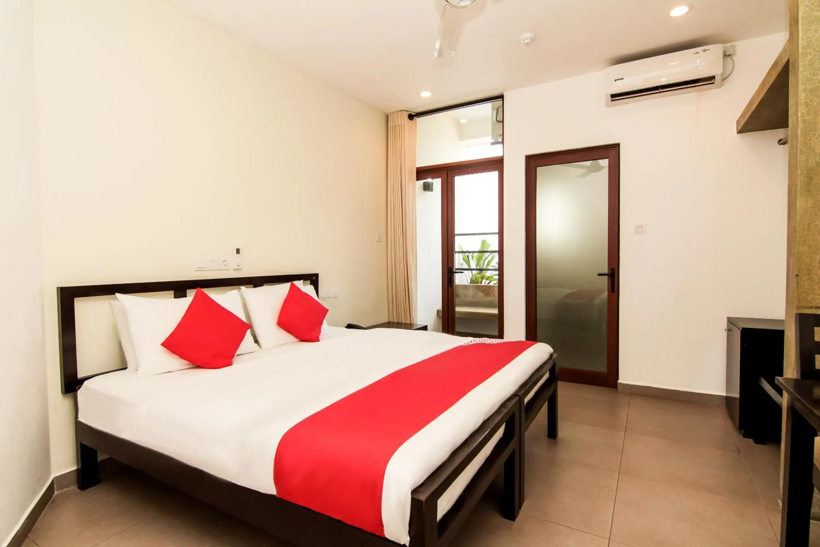 Deluxe Double Room in Saninro Hotel - Ragama Deluxe Double Room in Saninro Hotel - Ragama
