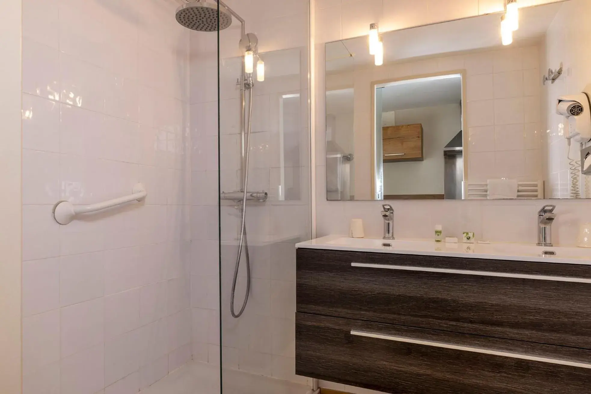 Superior Studio with Park view (2 Adults) in Hôtel & Résidence Lou Paradou Gréoux Les Bains Superior Studio with Park view (2 Adults) in Hôtel & Résidence Lou Paradou Gréoux Les Bains