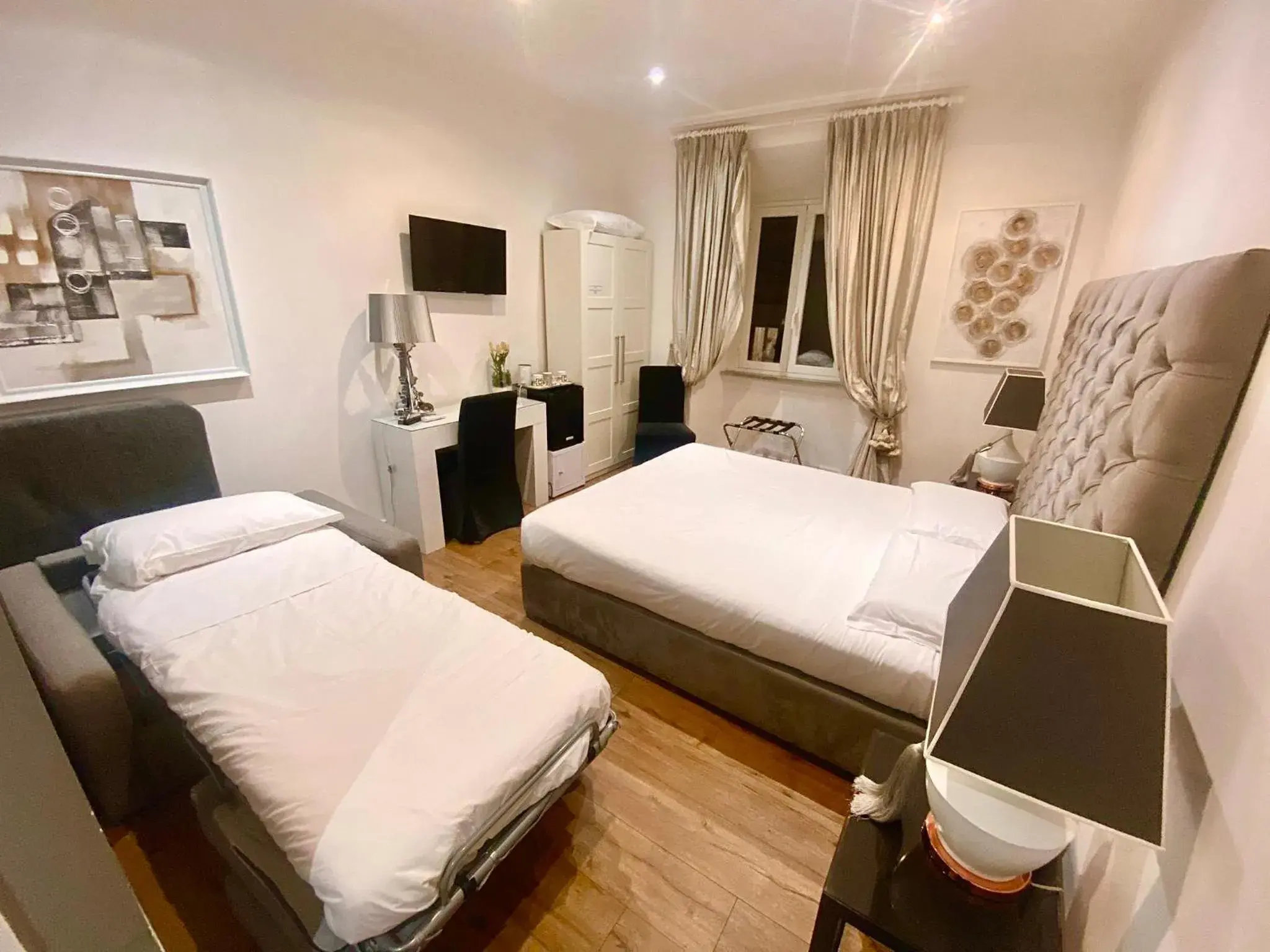 Triple Room with Private Bathroom in Vatican Chic B&B Triple Room with Private Bathroom in Vatican Chic B&B