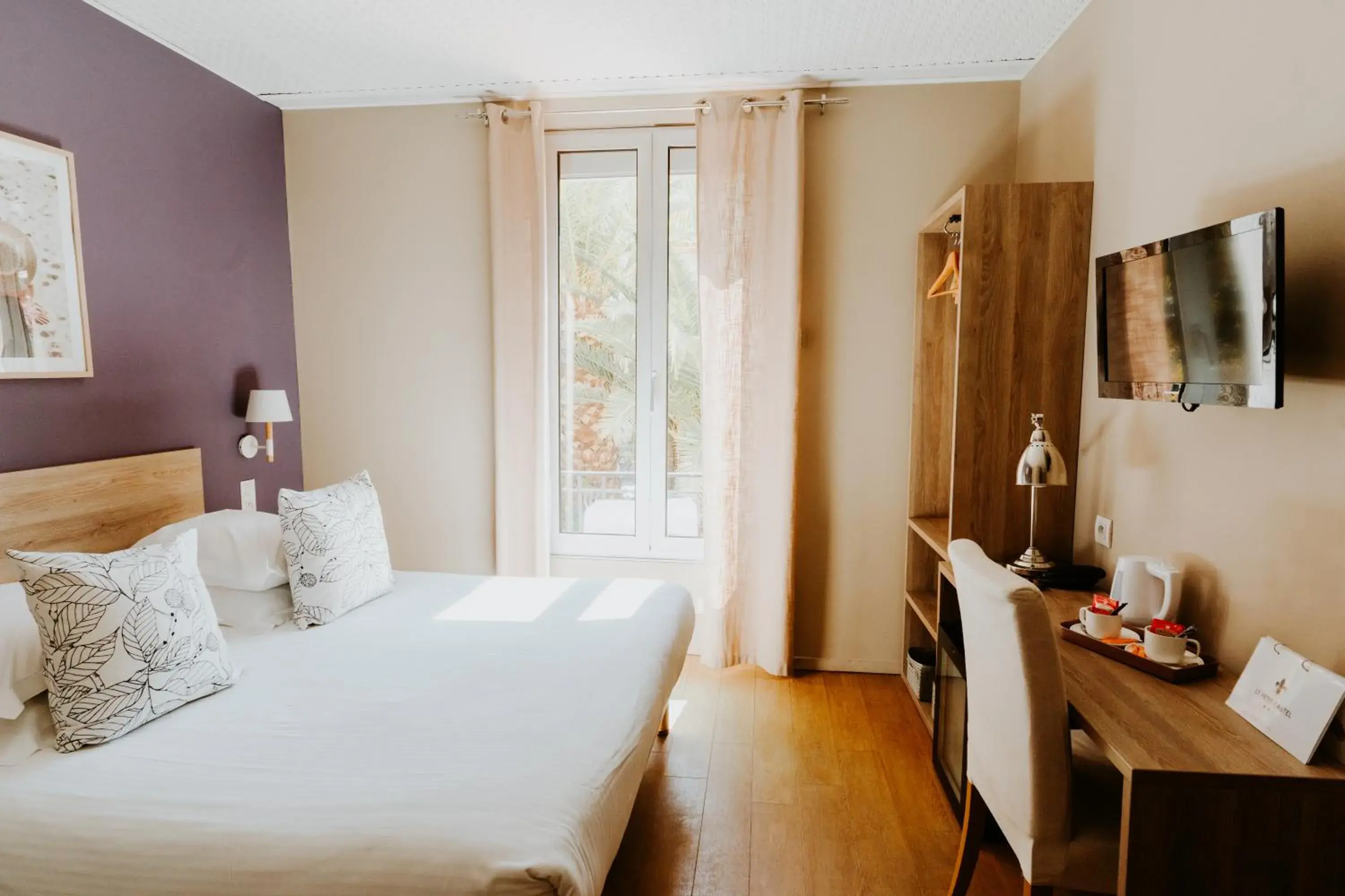 Standard Double Room in Hôtel Le Petit Castel Standard Double Room in Hôtel Le Petit Castel