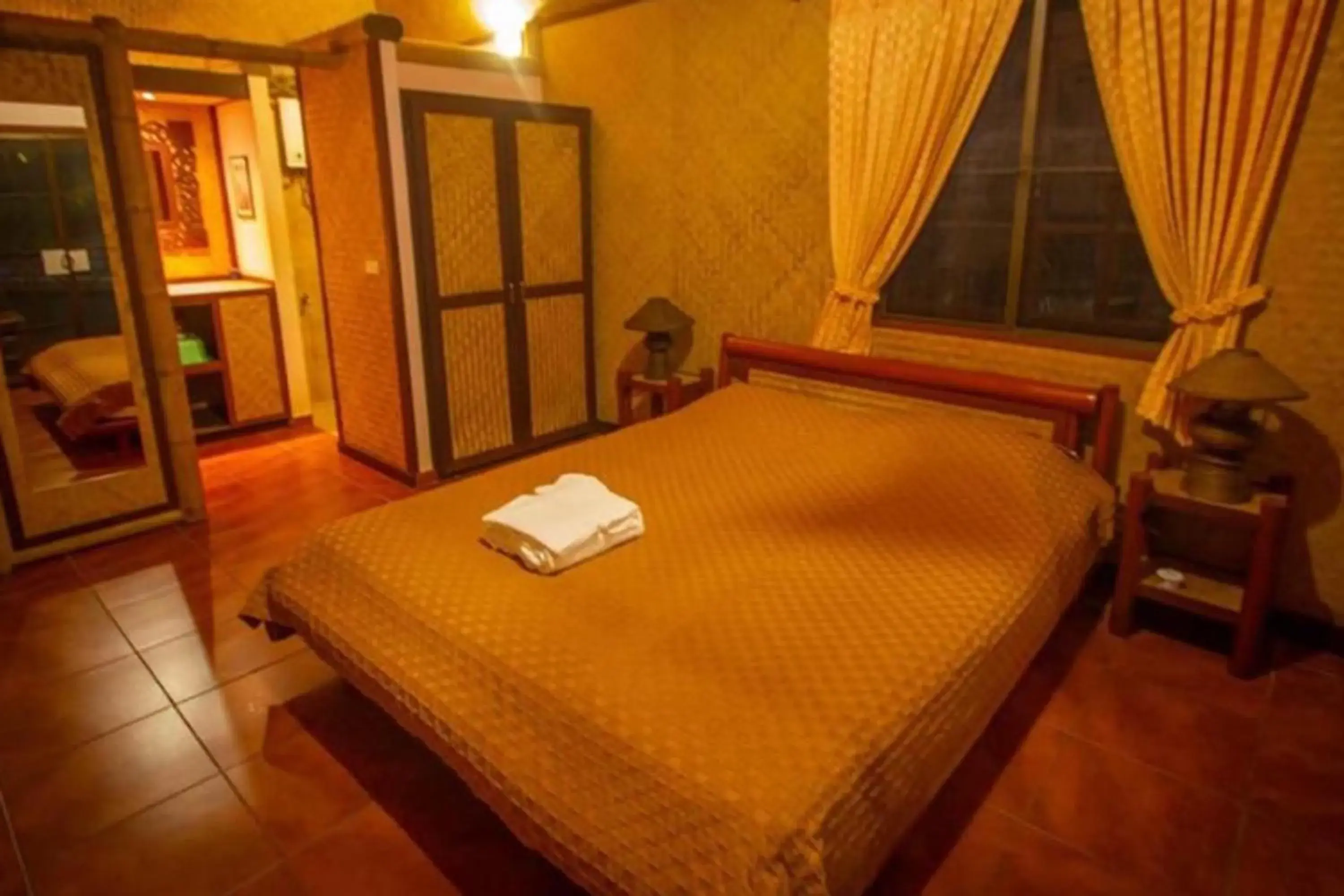 Bungalow with Fan in Old Tree's House Bungalow with Fan in Old Tree's House