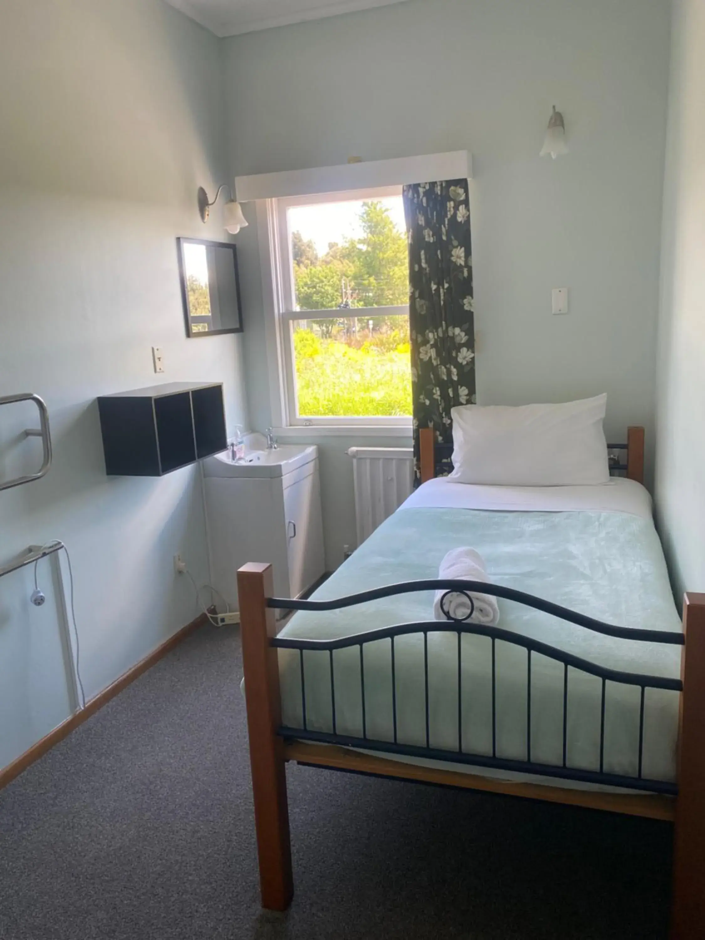 Budget Single Room - single occupancy in National Park Alpine Lodge Budget Single Room - single occupancy in National Park Alpine Lodge