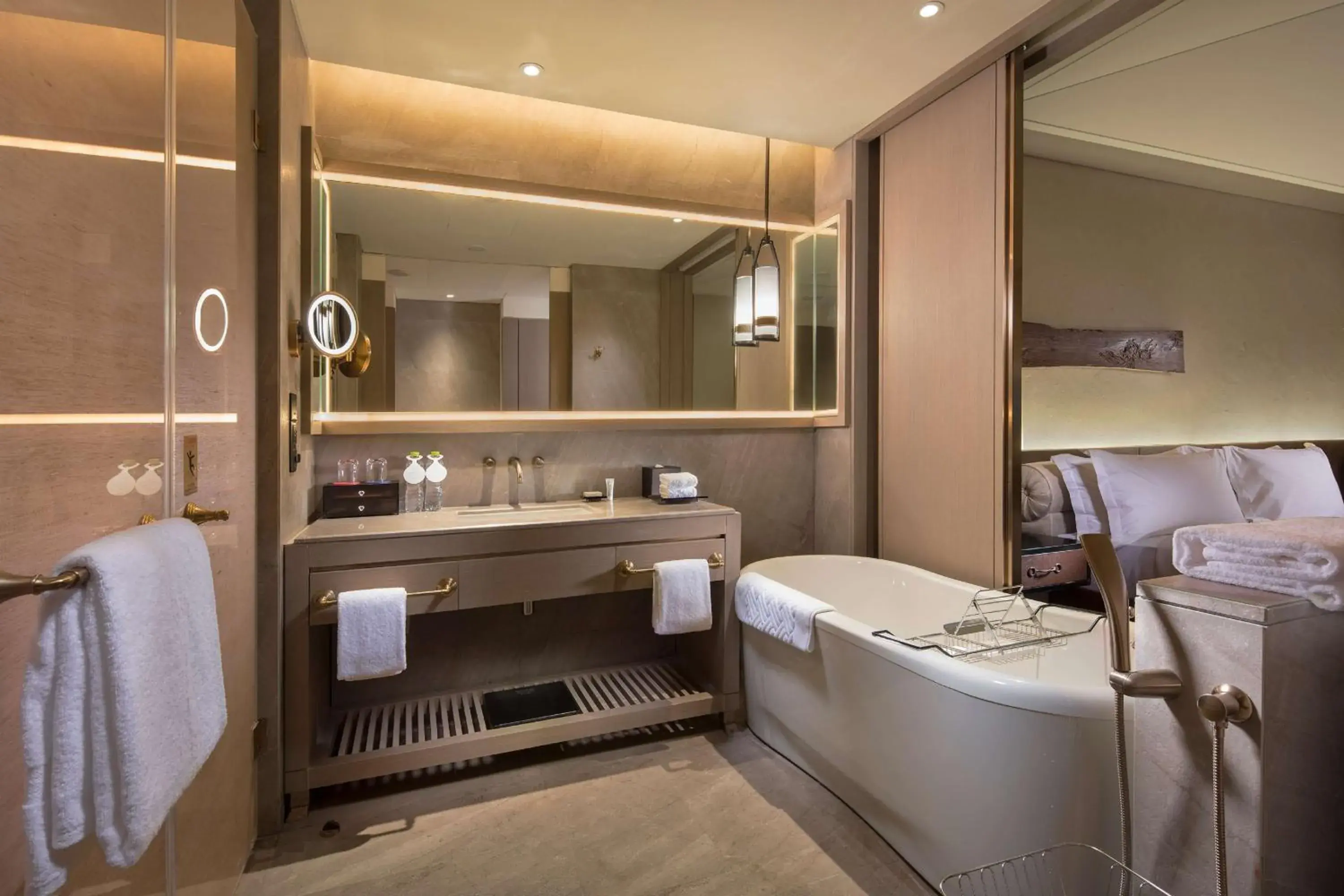 Deluxe King Room with Lake View in Hilton Jiuzhaigou Resort Deluxe King Room with Lake View in Hilton Jiuzhaigou Resort