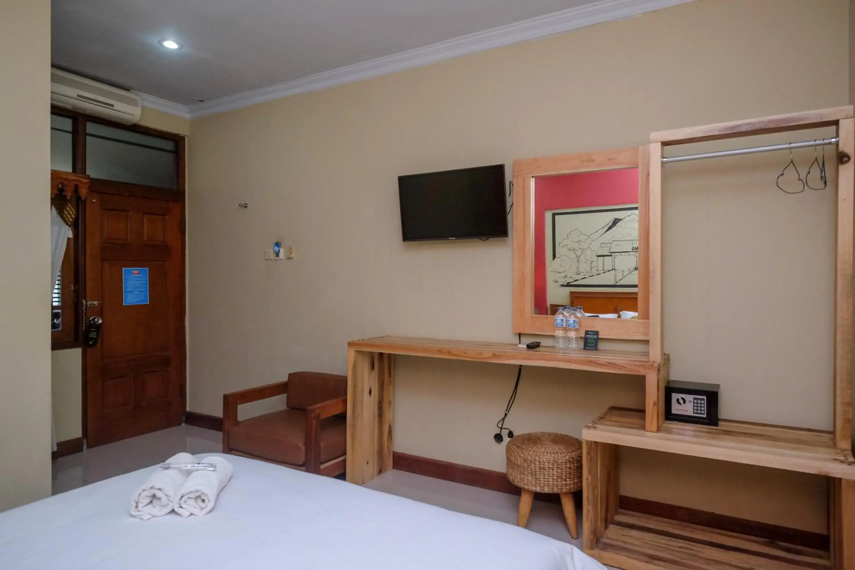 Deluxe Double Room in Urbanview Hotel Syariah Wisnugraha by RedDoorz Deluxe Double Room in Urbanview Hotel Syariah Wisnugraha by RedDoorz