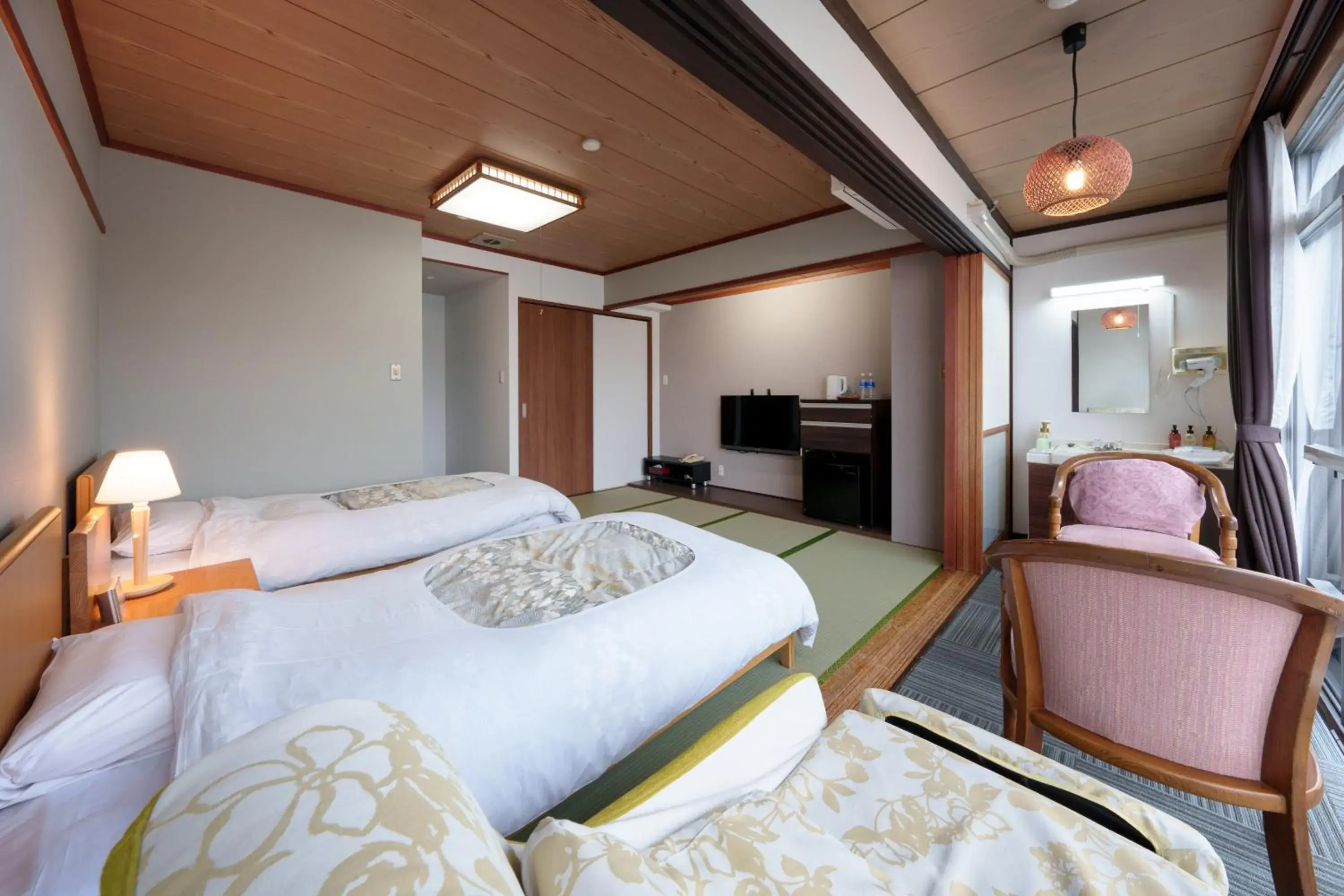 Universal Japanese-Style Twin Room with Mikuma River View Non-Smoking - single occupancy in Hita Onsen Kizantei Hotel Universal Japanese-Style Twin Room with Mikuma River View Non-Smoking - single occupancy in Hita Onsen Kizantei Hotel