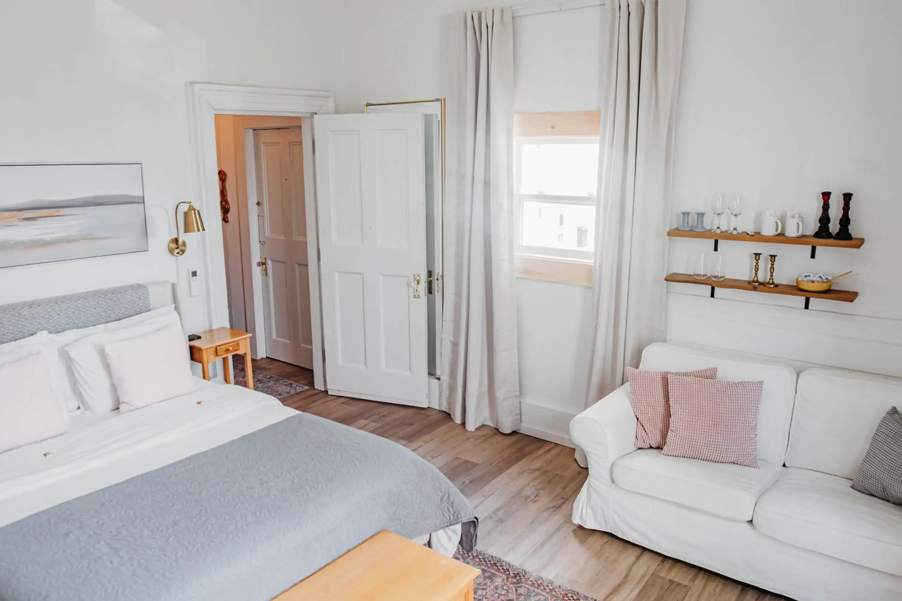 Deluxe Queen Suite in The Montague Rose Inn & Cafe Deluxe Queen Suite in The Montague Rose Inn & Cafe