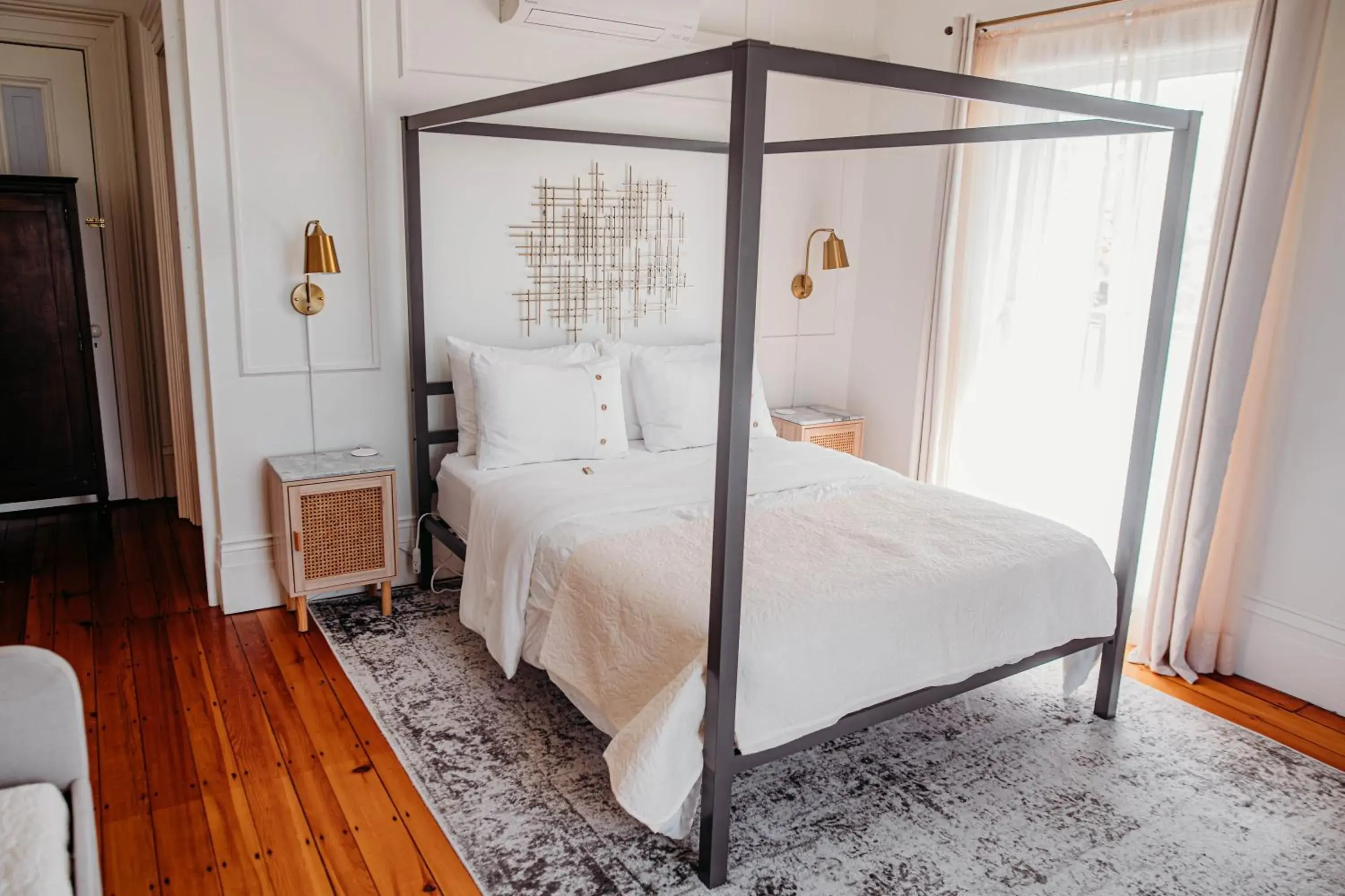 Deluxe Queen Room in The Montague Rose Inn & Cafe Deluxe Queen Room in The Montague Rose Inn & Cafe