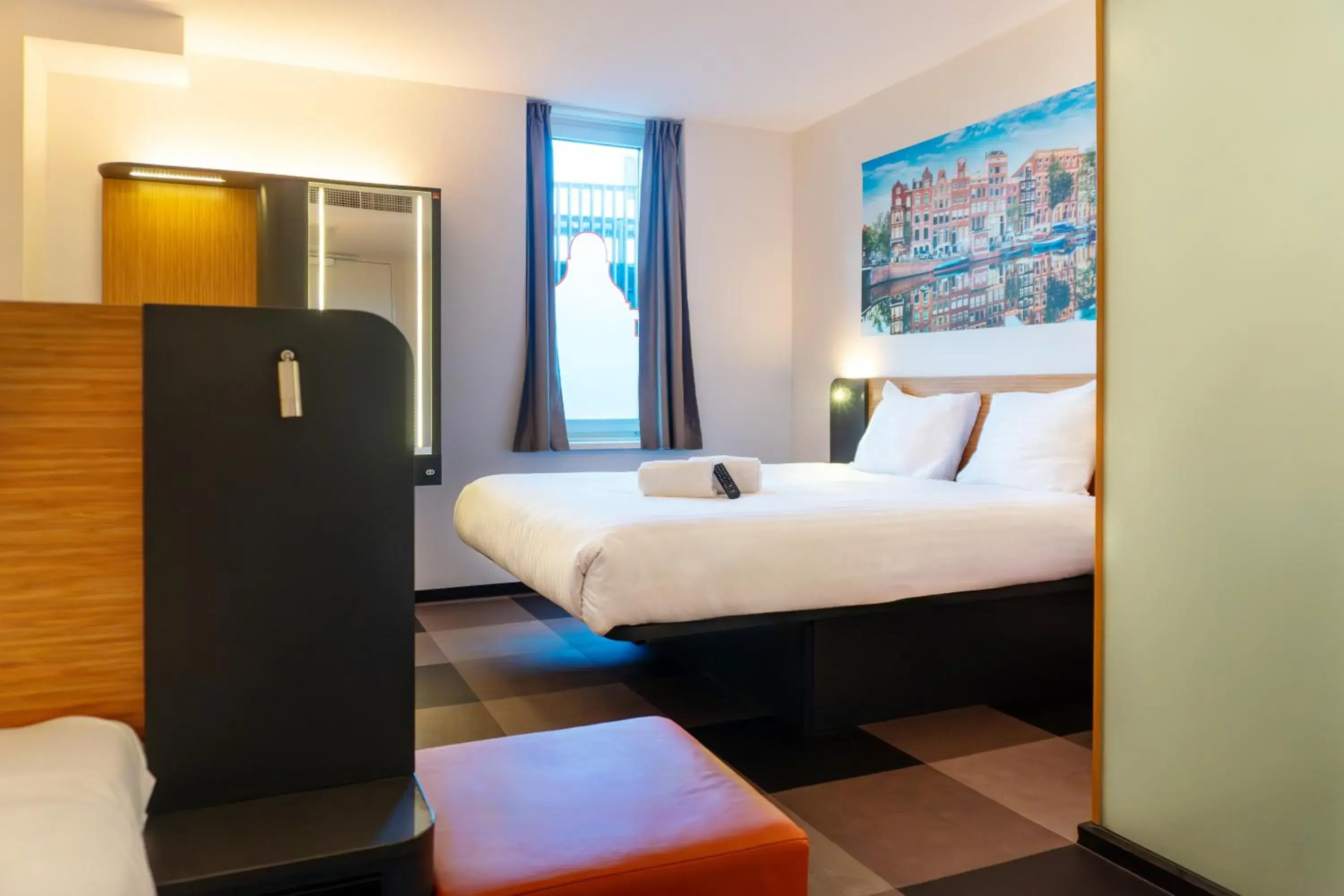 Quadruple Room - Disability Access in easyHotel Amsterdam Arena Boulevard Quadruple Room - Disability Access in easyHotel Amsterdam Arena Boulevard