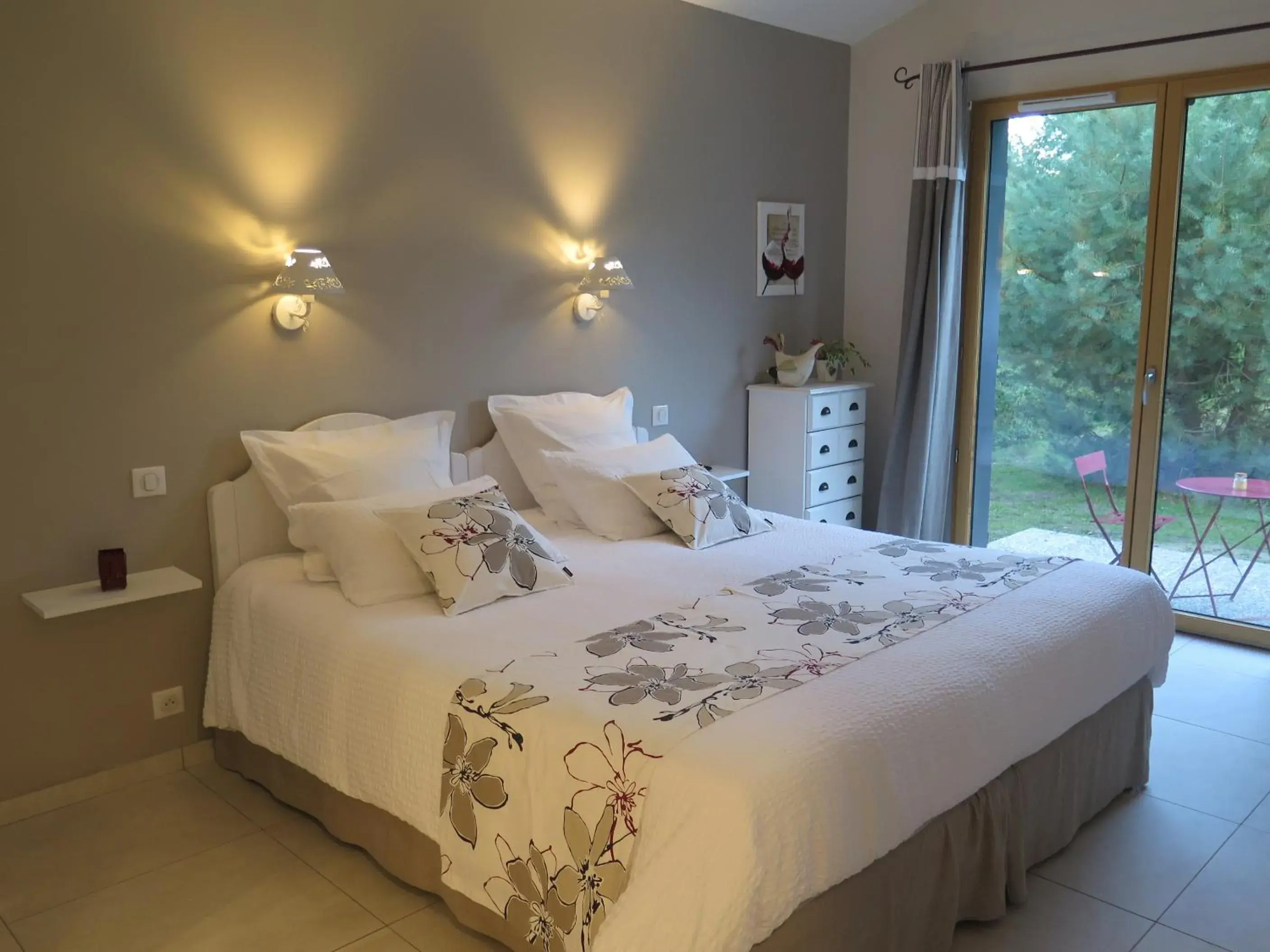 Double Room with Garden View - single occupancy in Crisalys Chambres d'Hôtes Double Room with Garden View - single occupancy in Crisalys Chambres d'Hôtes