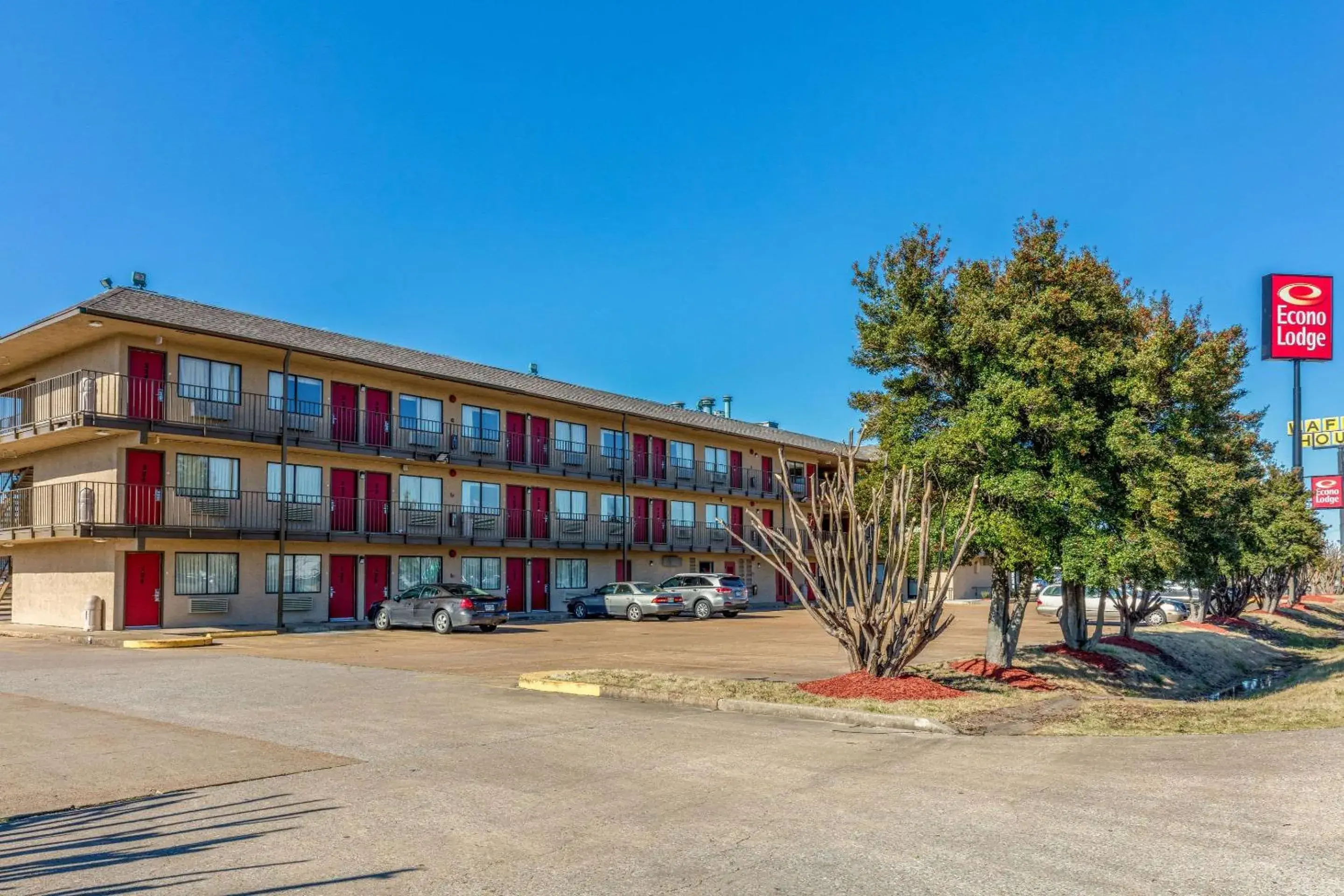 Property Building in Econo Lodge Property Building in Econo Lodge