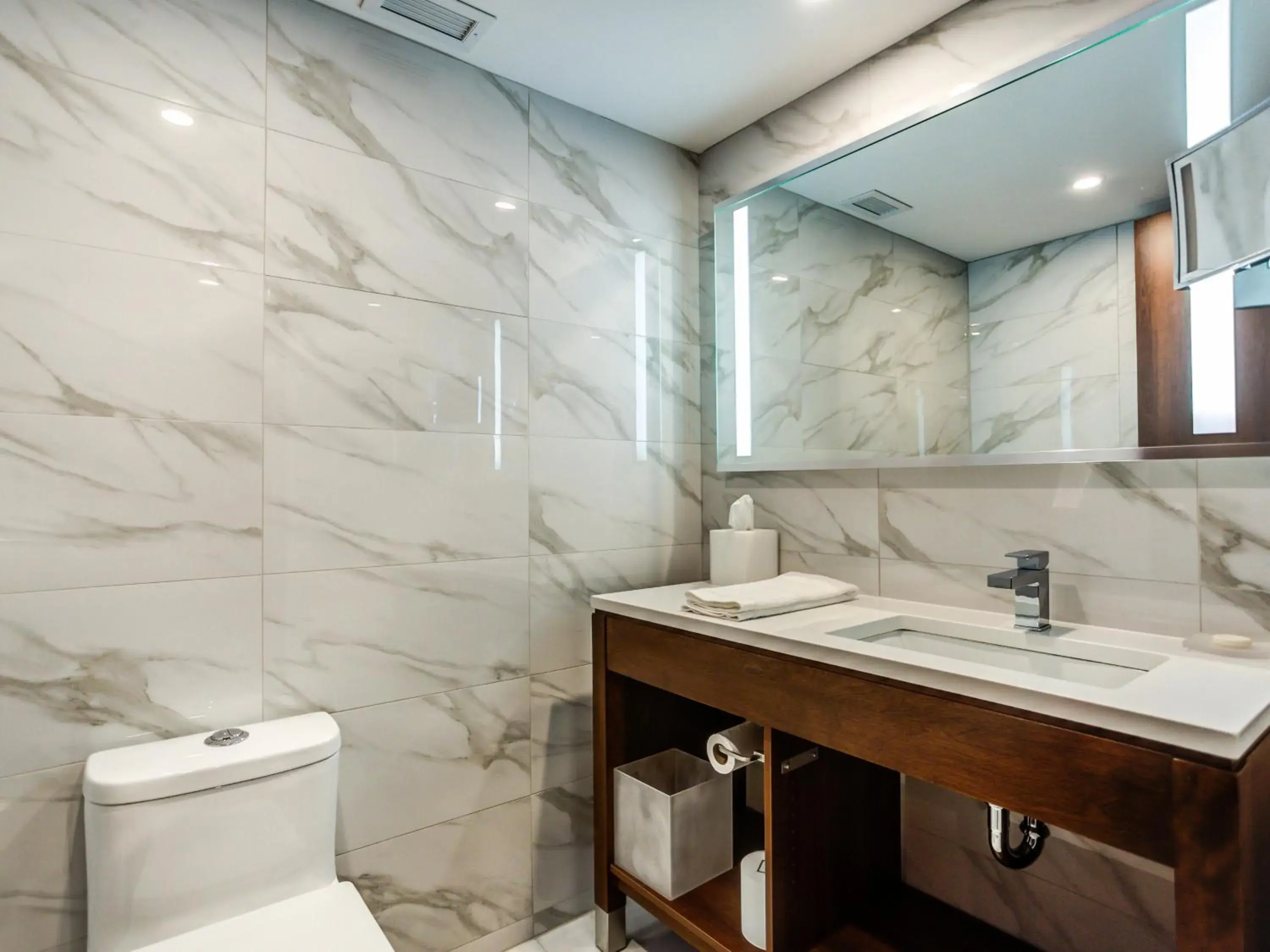 Superior Queen Room with Two Queen Beds - single occupancy in OTL Gouverneur Saguenay Superior Queen Room with Two Queen Beds - single occupancy in OTL Gouverneur Saguenay