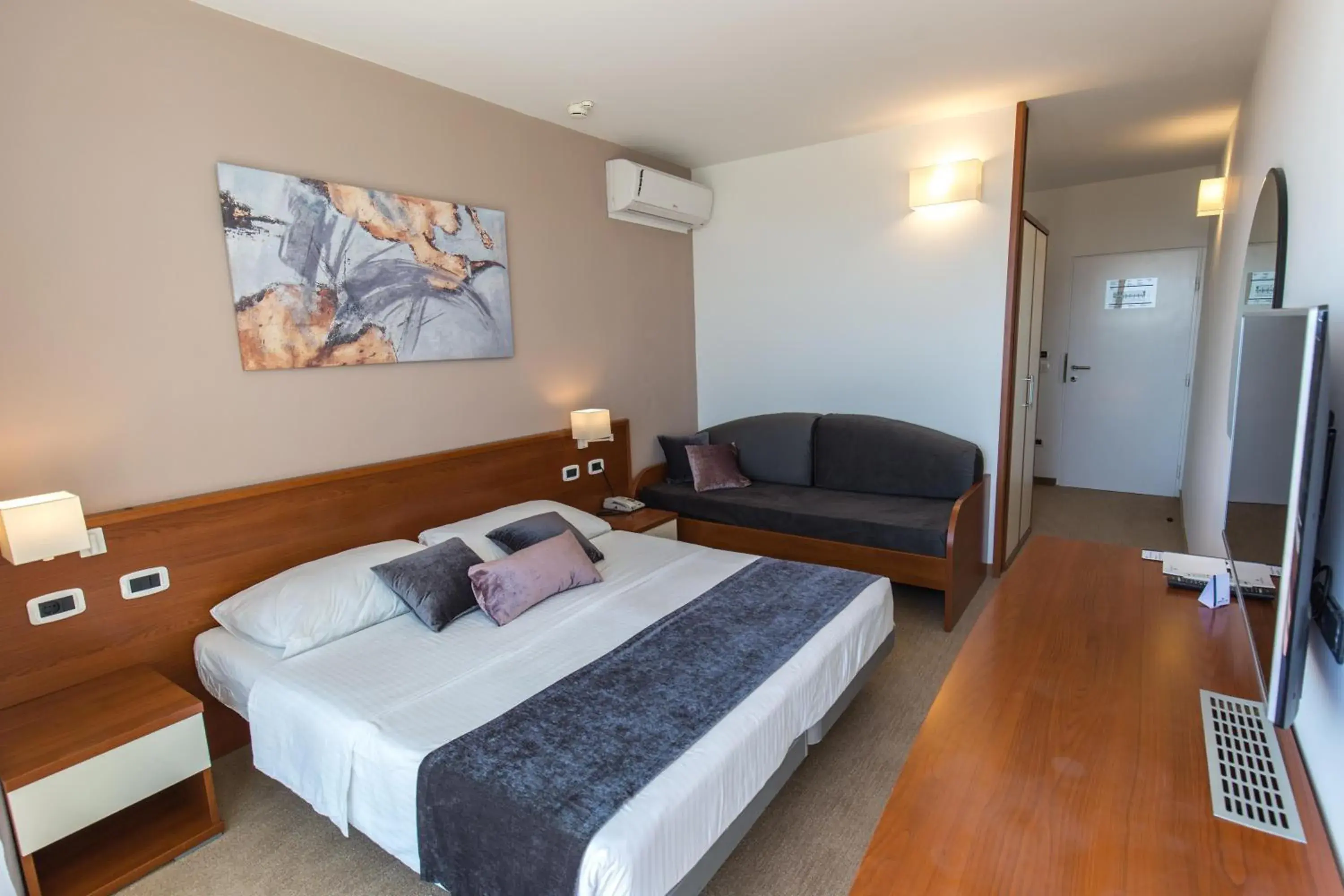 Triple Room in Arena Hotel Holiday Triple Room in Arena Hotel Holiday