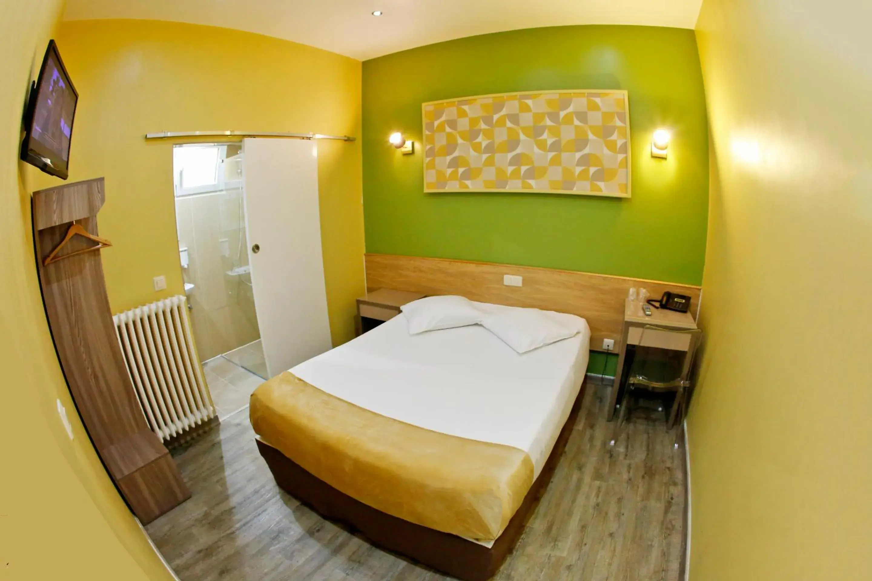 Budget Single Room in Hotel de France Budget Single Room in Hotel de France