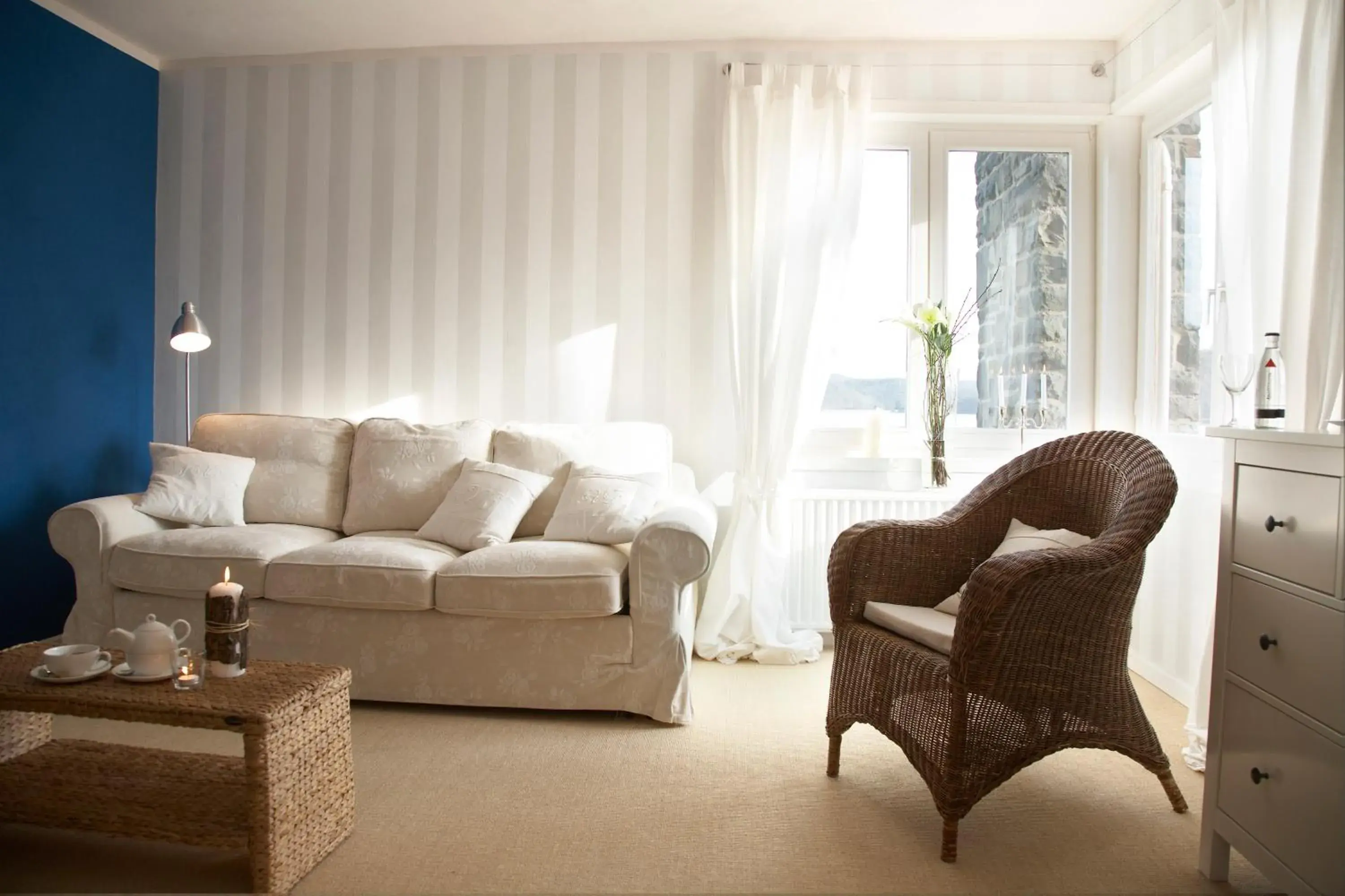 Deluxe Junior Suite in Strandhaus Edersee Nr 12 - Kaminzimmer, Seeblick, Badestrand, Seeterrasse Deluxe Junior Suite in Strandhaus Edersee Nr 12 - Kaminzimmer, Seeblick, Badestrand, Seeterrasse