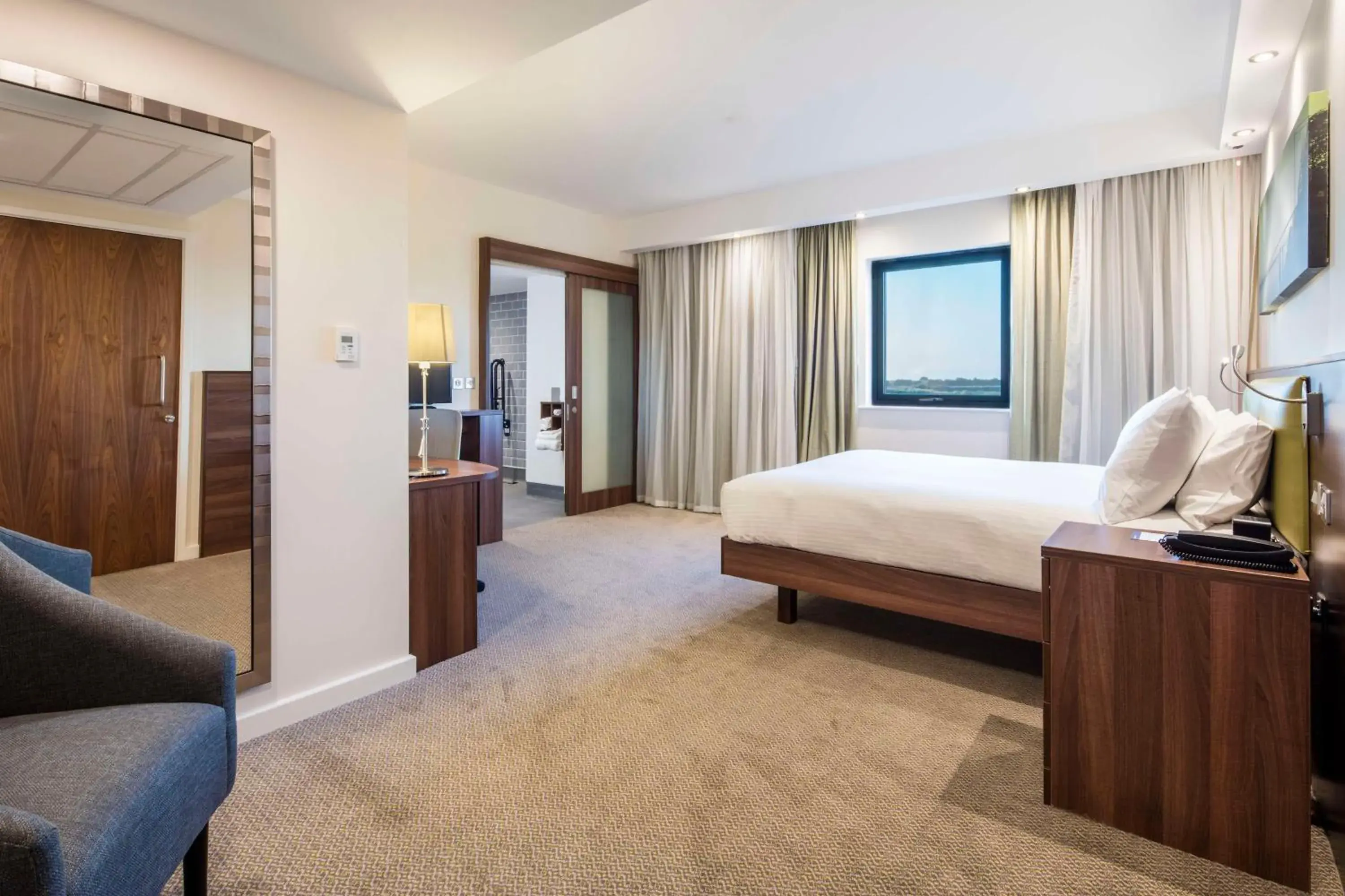 Queen Room with Roll-In Shower - Mobility Accessible/Non-Smoking in Hampton By Hilton Humberside Airport Queen Room with Roll-In Shower - Mobility Accessible/Non-Smoking in Hampton By Hilton Humberside Airport