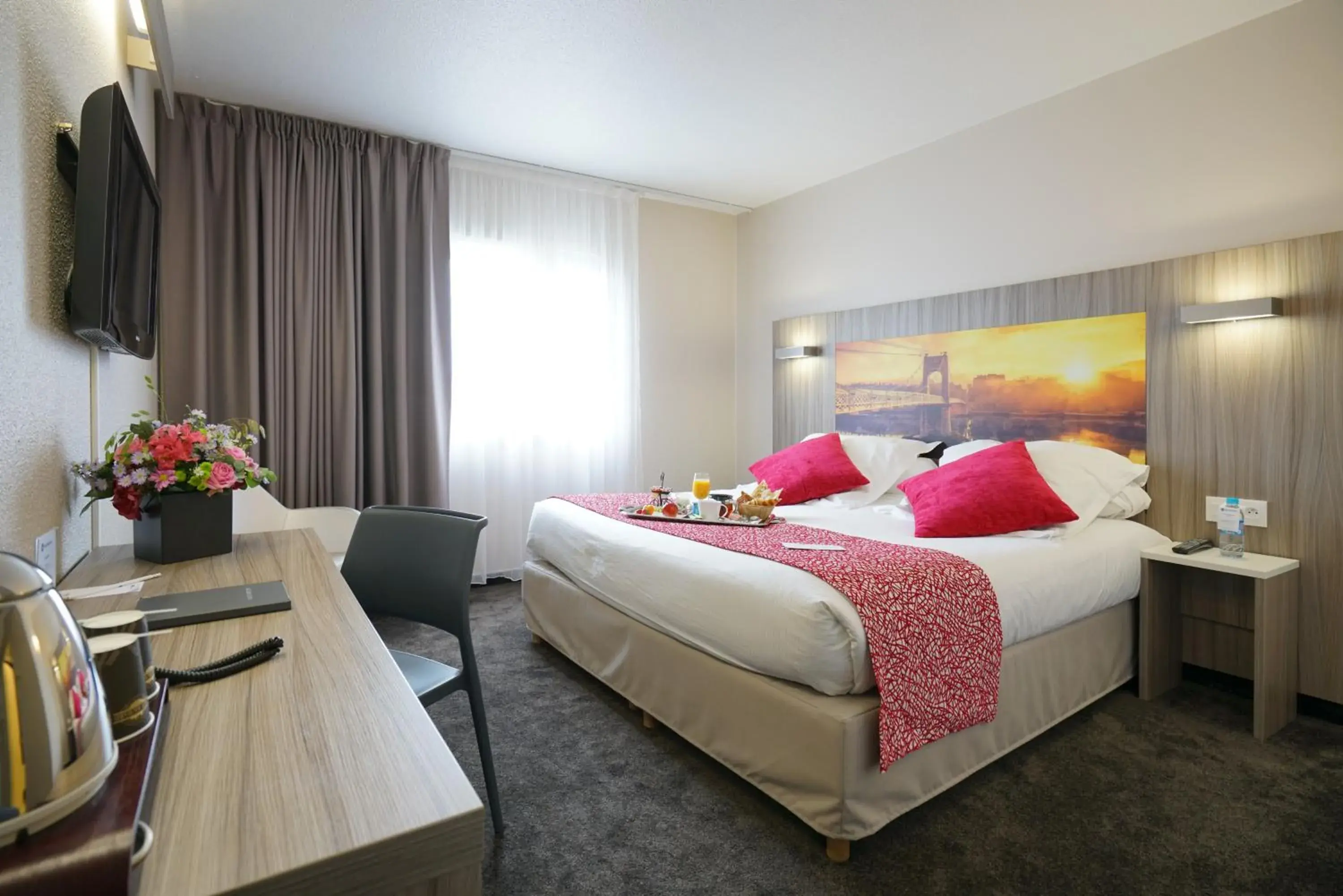 Comfort King Size Room in Hôtel Saphir Lyon Comfort King Size Room in Hôtel Saphir Lyon