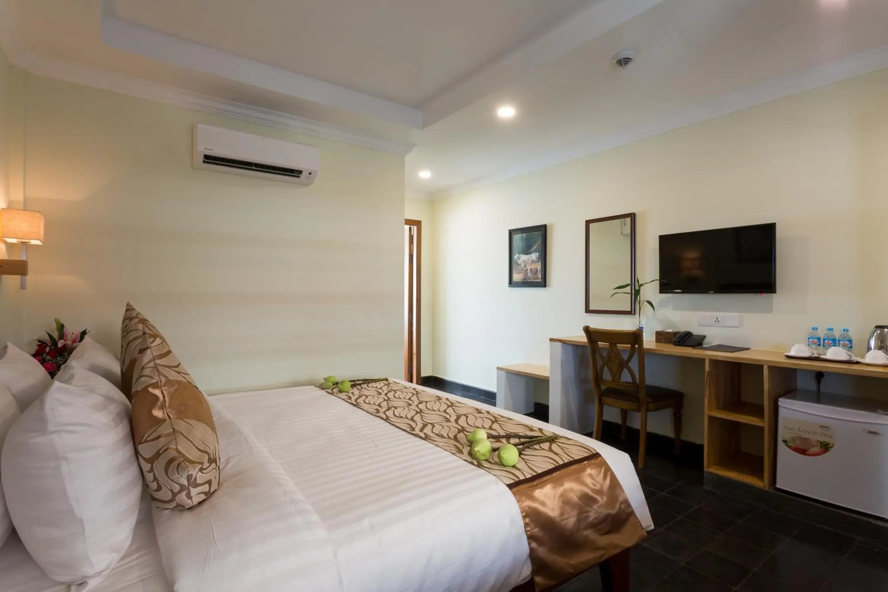 Deluxe Double Room with Pool View in Grand Bayon Siem Reap Hotel Deluxe Double Room with Pool View in Grand Bayon Siem Reap Hotel