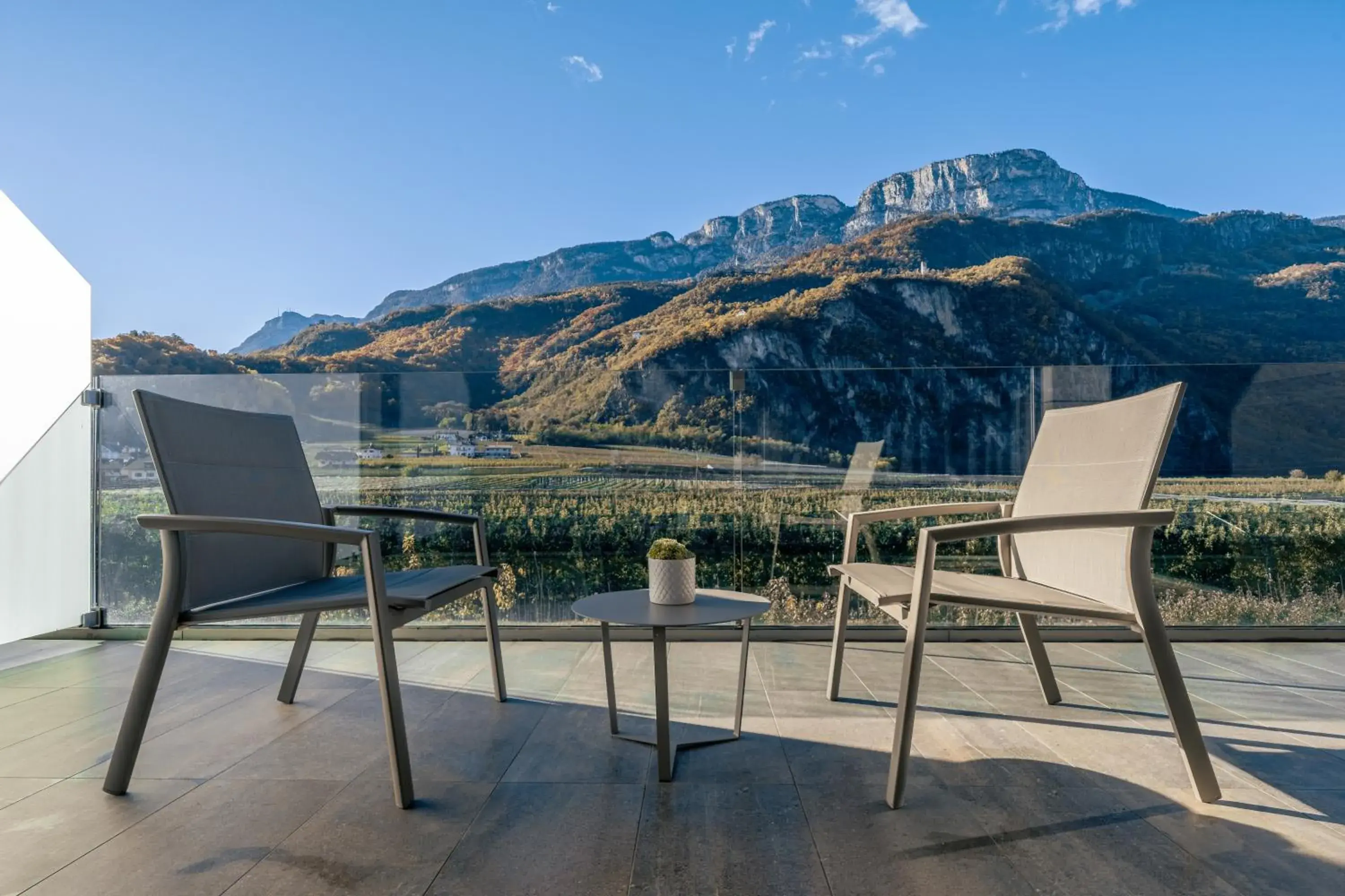 Deluxe Double or Twin Room with Mountain View in The Lodge Sporthotel - Golfclub Eppan Deluxe Double or Twin Room with Mountain View in The Lodge Sporthotel - Golfclub Eppan