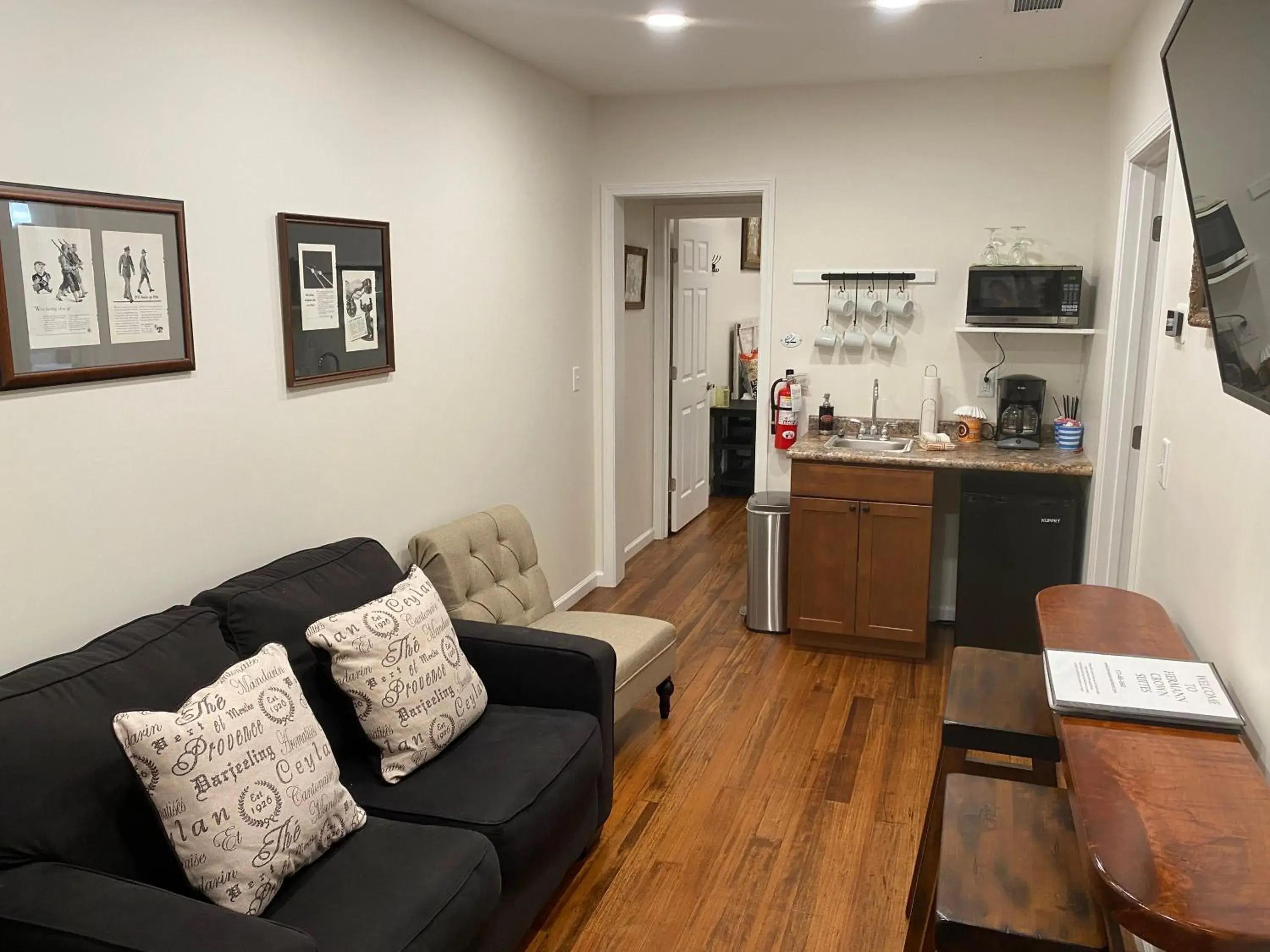 Large Double Room in Hermann Crown Suites Large Double Room in Hermann Crown Suites