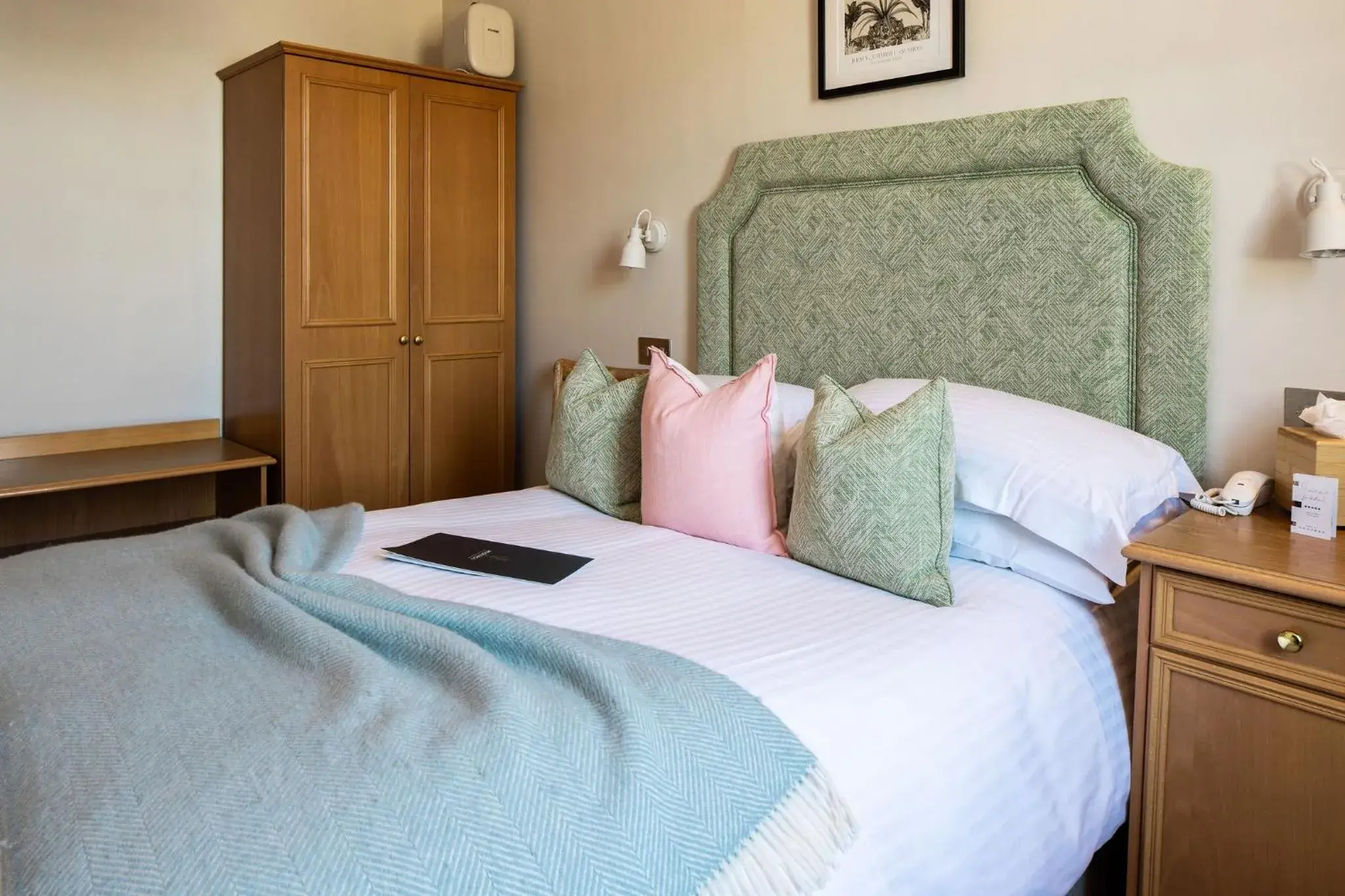 Small Double Room in The Moorings Hotel & Restaurant Small Double Room in The Moorings Hotel & Restaurant