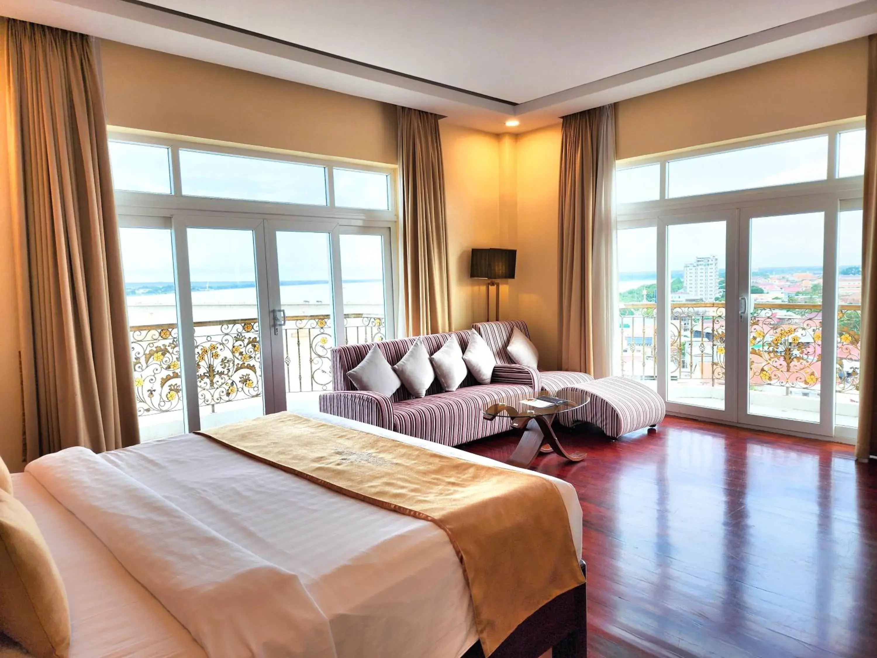 Mekong Suite Double River View in Lbn Asian Hotel Mekong Suite Double River View in Lbn Asian Hotel