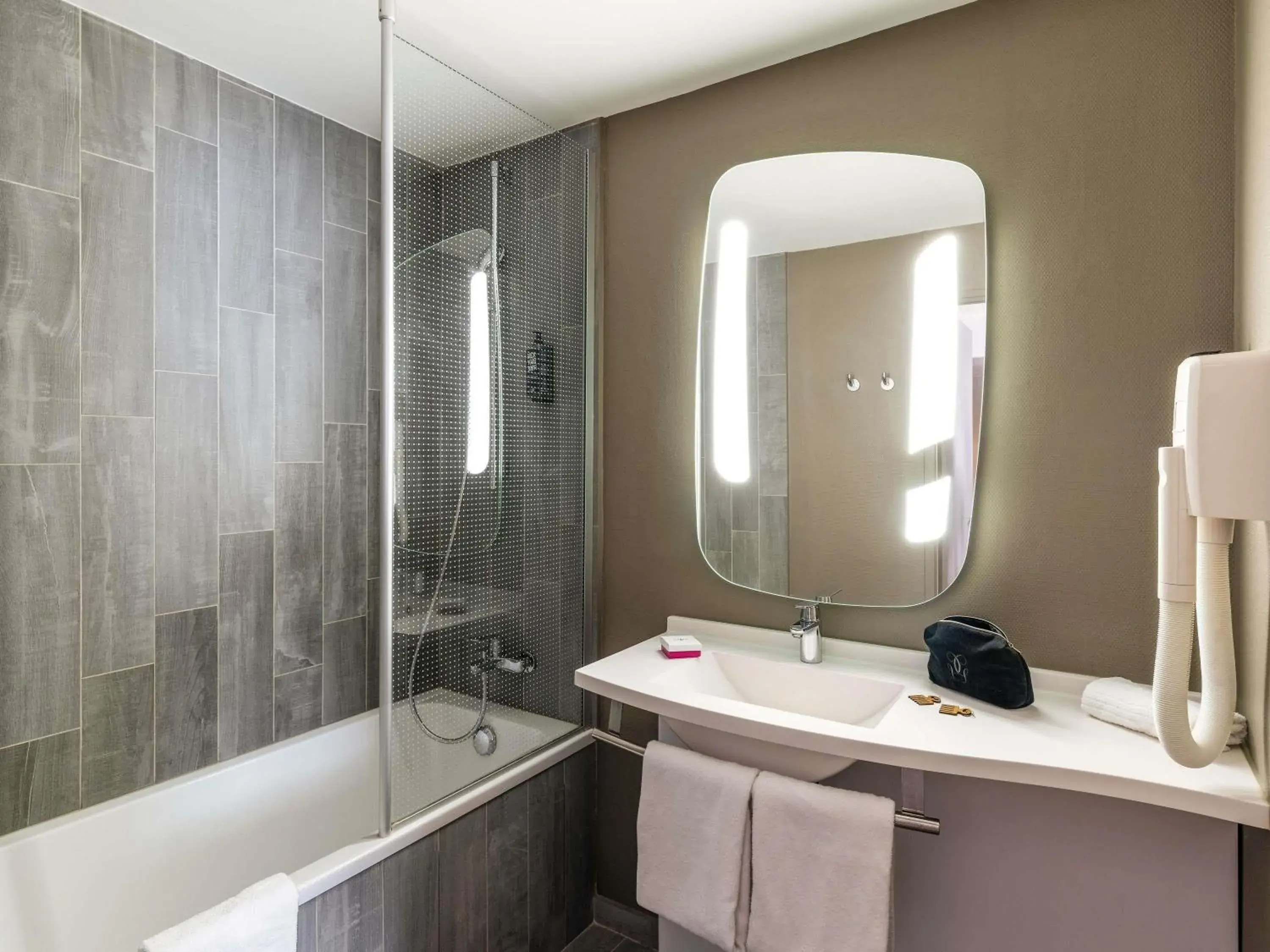 Superior Queen Room in ibis Le Havre Centre Superior Queen Room in ibis Le Havre Centre