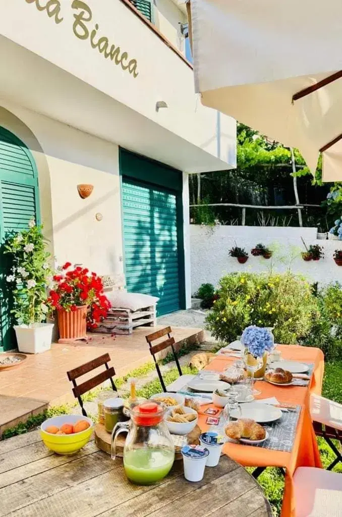 Classic Triple Room in Villa Bianca Classic Triple Room in Villa Bianca