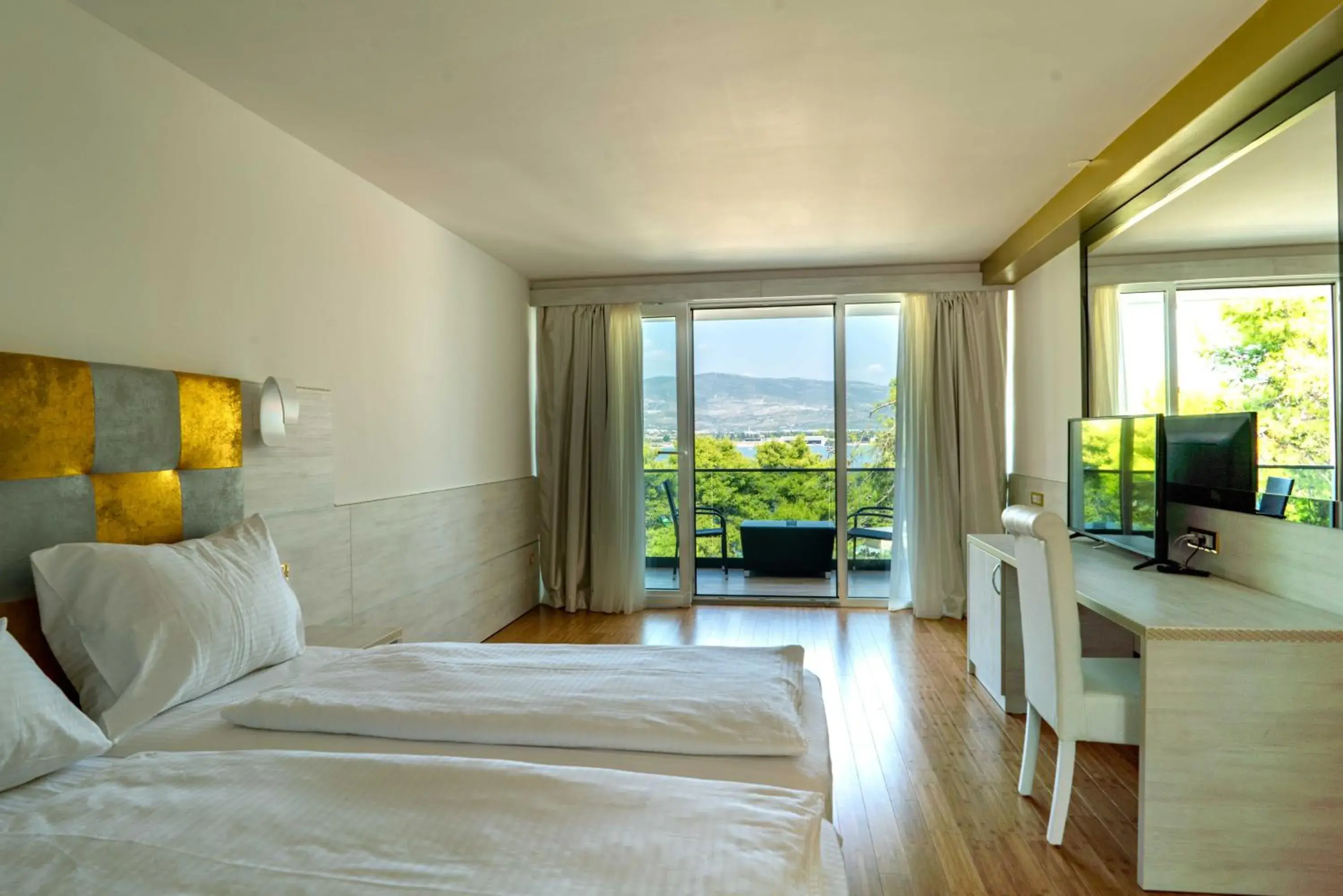 Deluxe Double Room with Balcony and Sea View - single occupancy in Hotel Sveti Kriz Deluxe Double Room with Balcony and Sea View - single occupancy in Hotel Sveti Kriz
