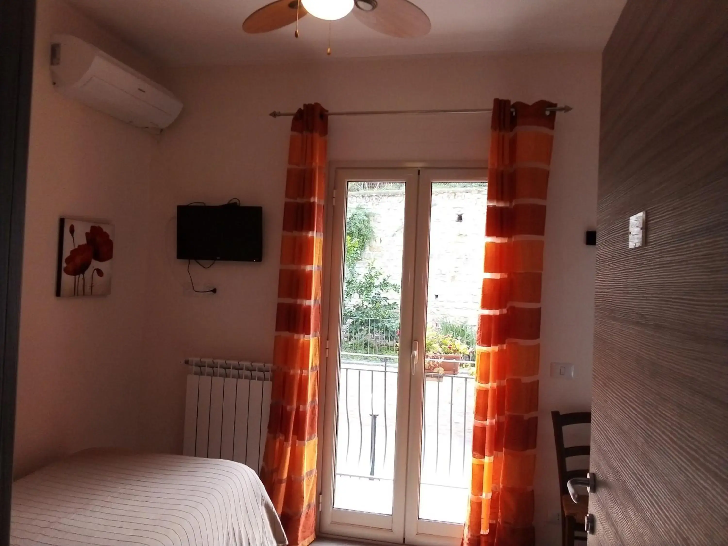 Single Room with Shower - single occupancy in Bed & Breakfast Via Venezia Single Room with Shower - single occupancy in Bed & Breakfast Via Venezia