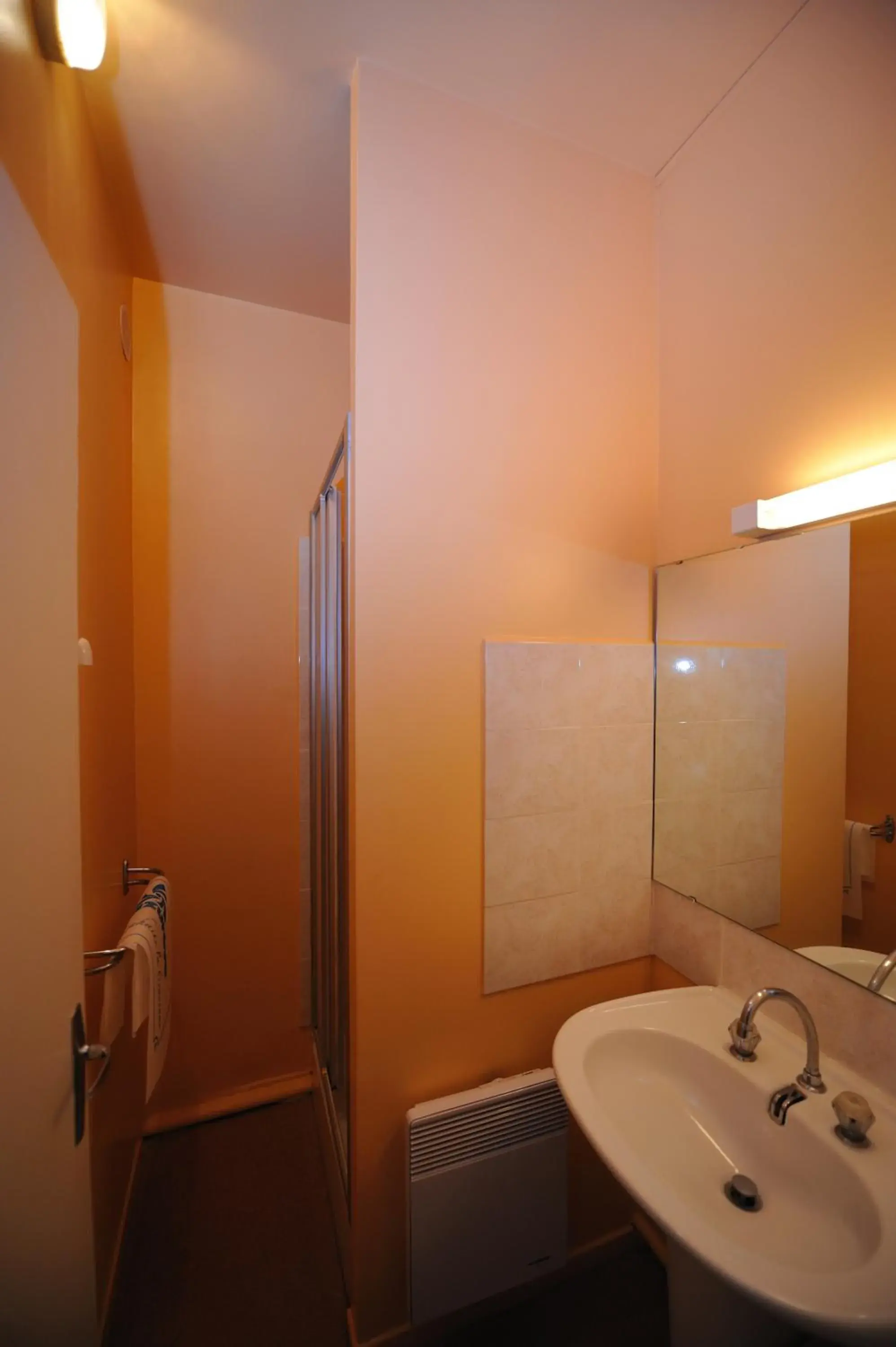 Triple Room in Hôtel des Bateliers Triple Room in Hôtel des Bateliers