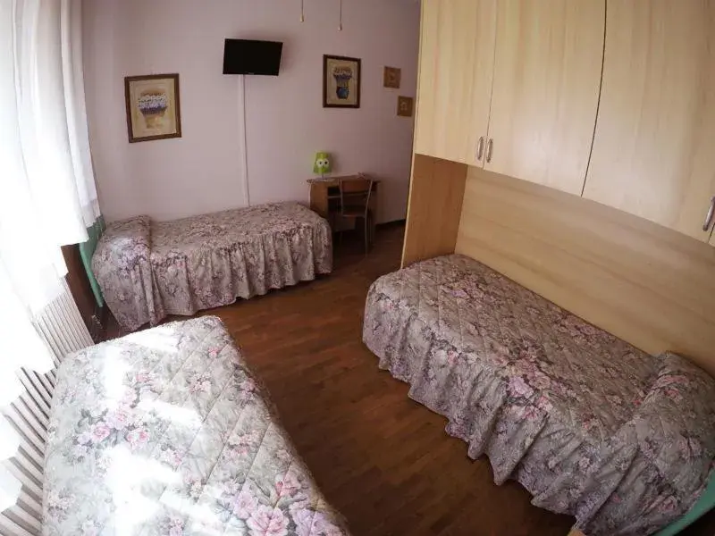 Triple Room with Private Bathroom in Le due magnolie Triple Room with Private Bathroom in Le due magnolie