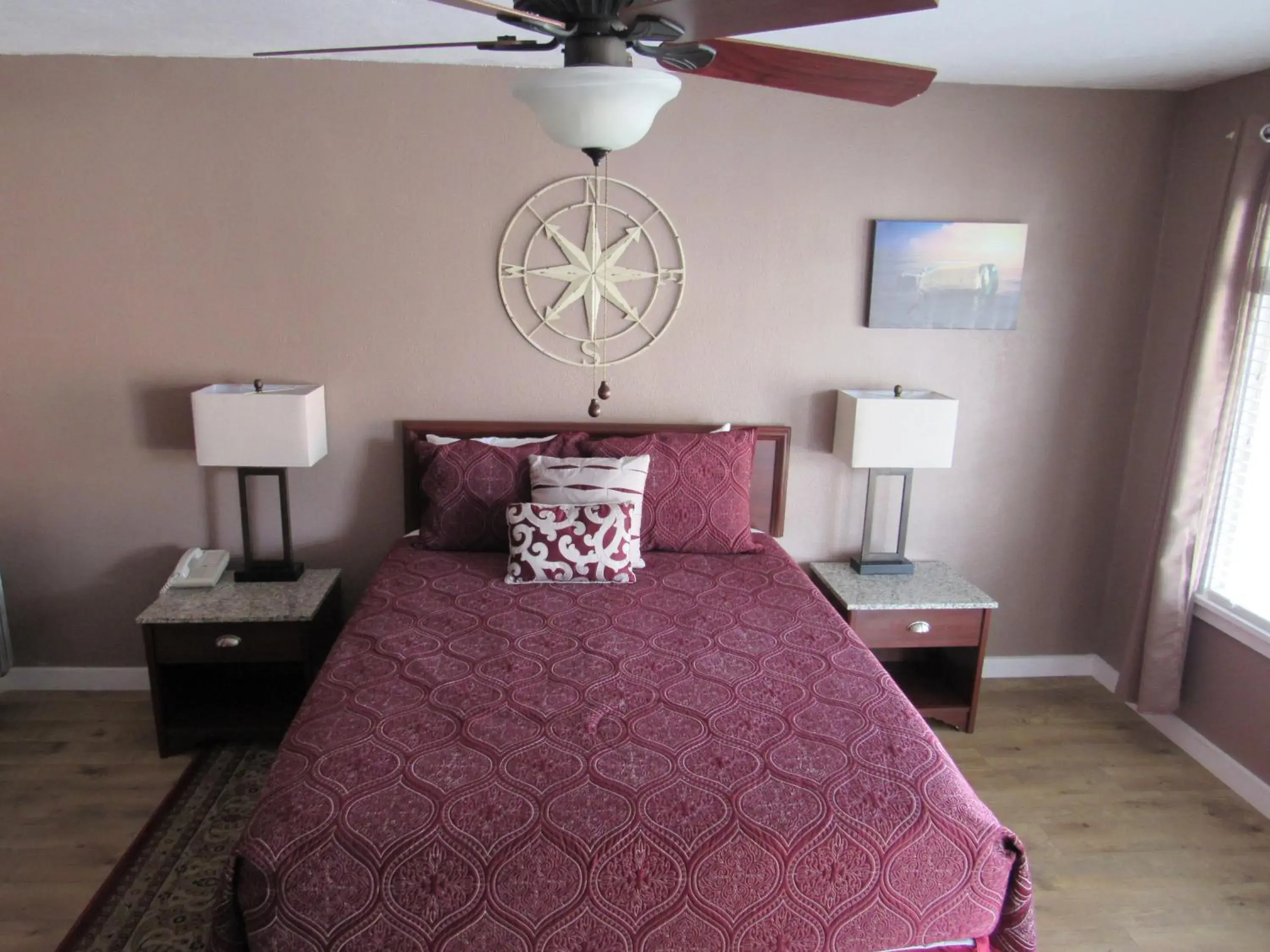 Standard Queen Room in Captain Cook Inn Standard Queen Room in Captain Cook Inn