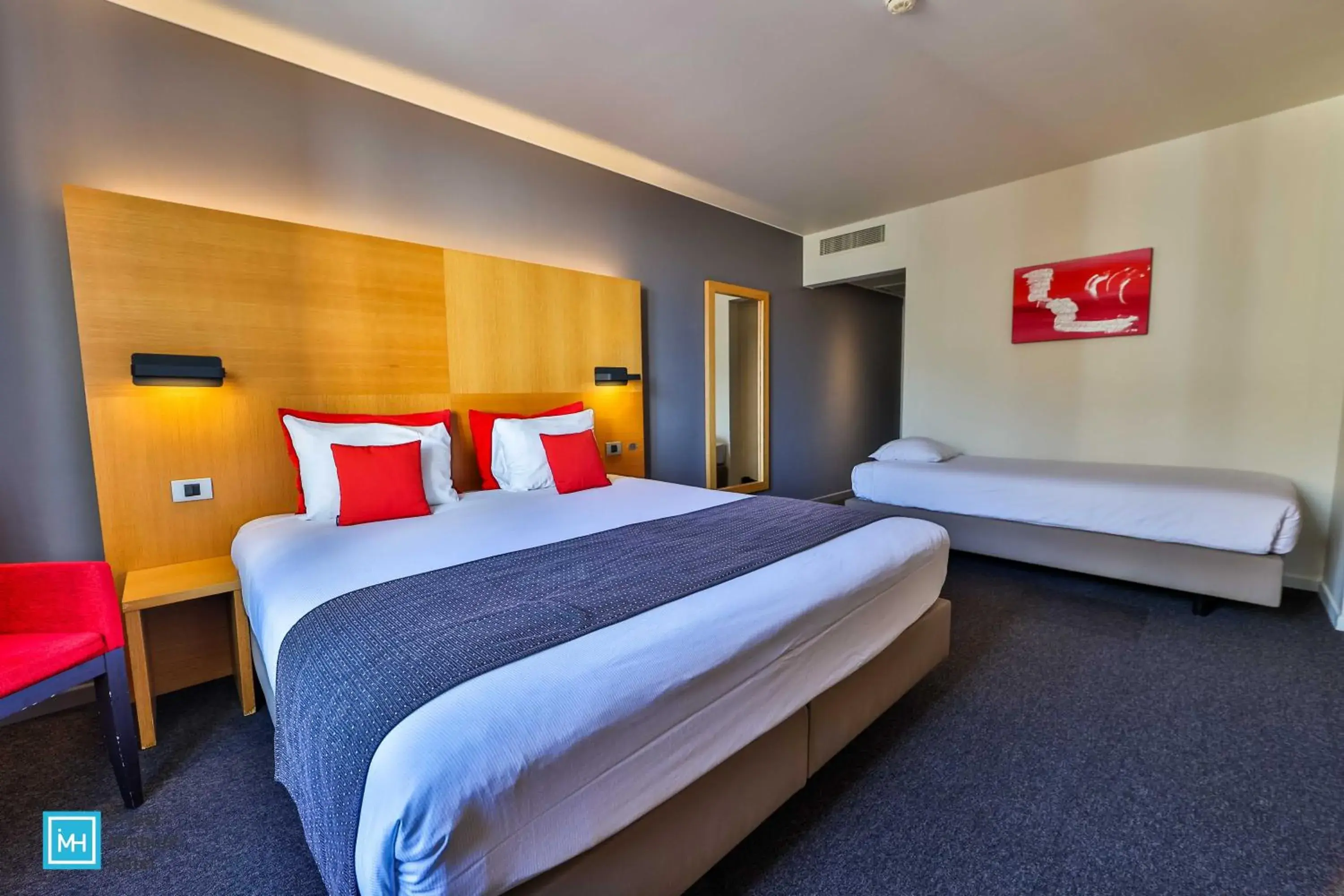 Standard Triple Room in Hotel De La Couronne Liege Standard Triple Room in Hotel De La Couronne Liege