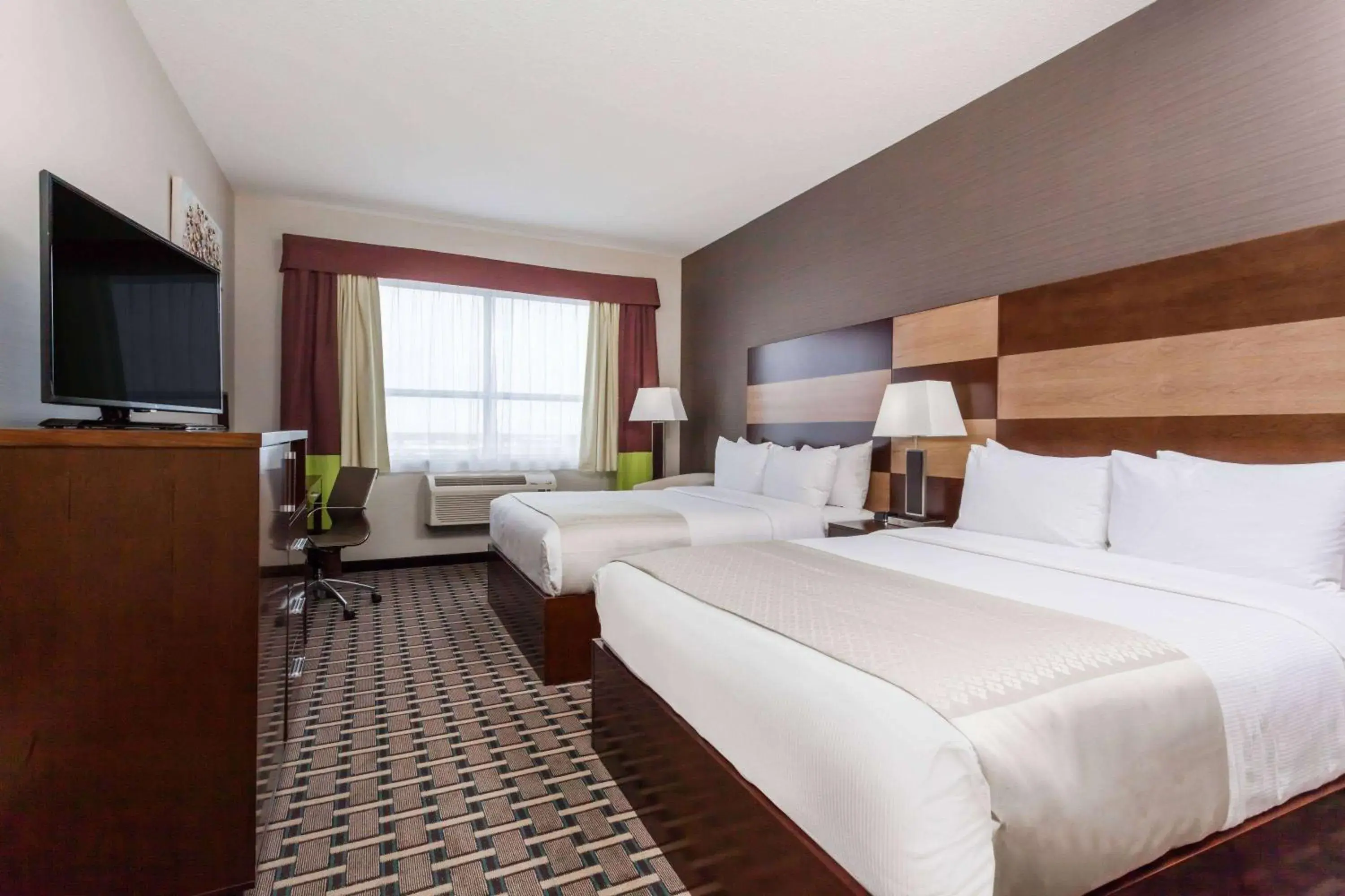 Premium Queen Room - Pet-Friendly/Non-Smoking in Wyndham Garden Edmonton Airport Premium Queen Room - Pet-Friendly/Non-Smoking in Wyndham Garden Edmonton Airport