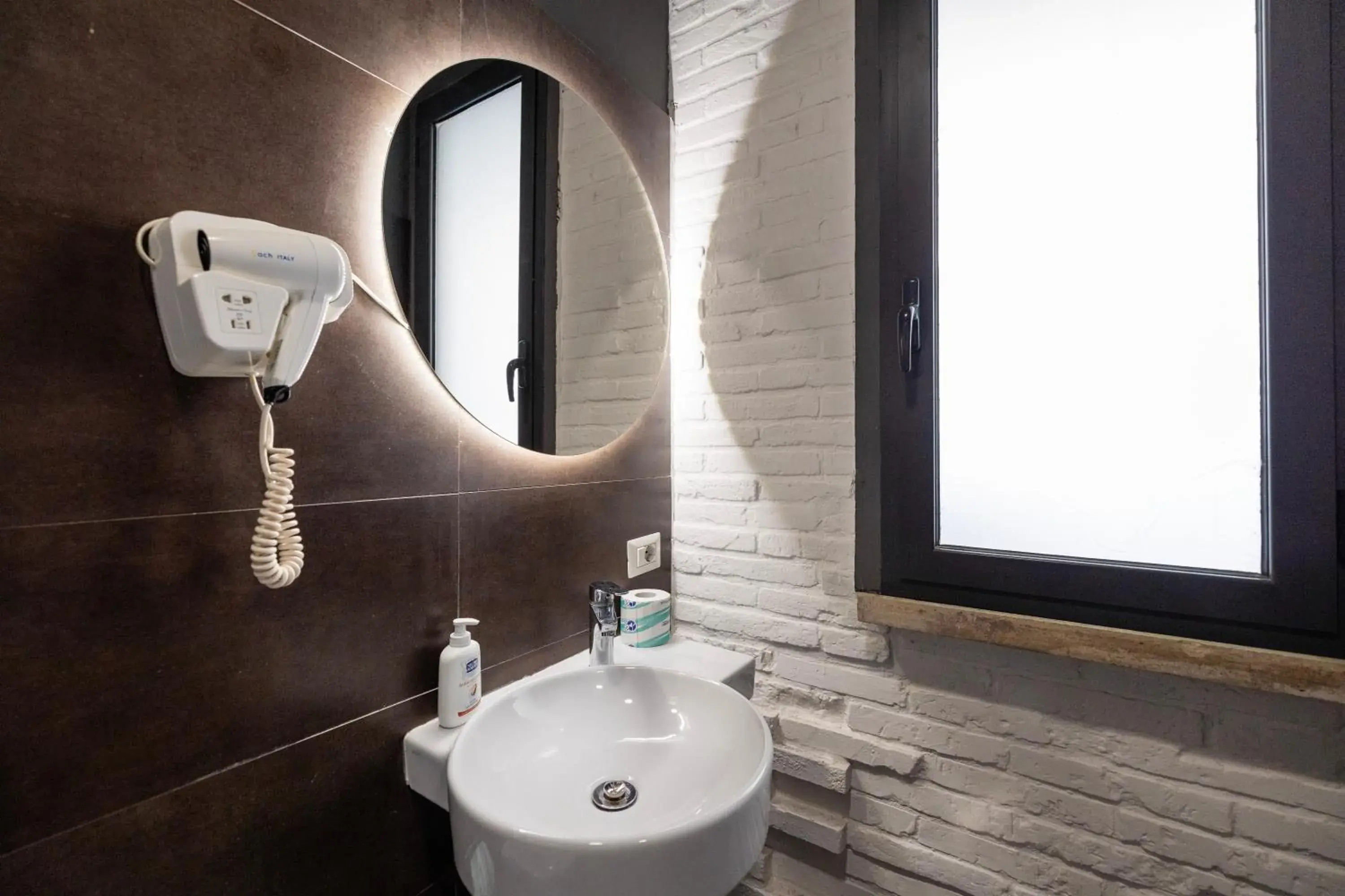 Double or Twin Room with Private Bathroom in Hostel Trastevere Double or Twin Room with Private Bathroom in Hostel Trastevere