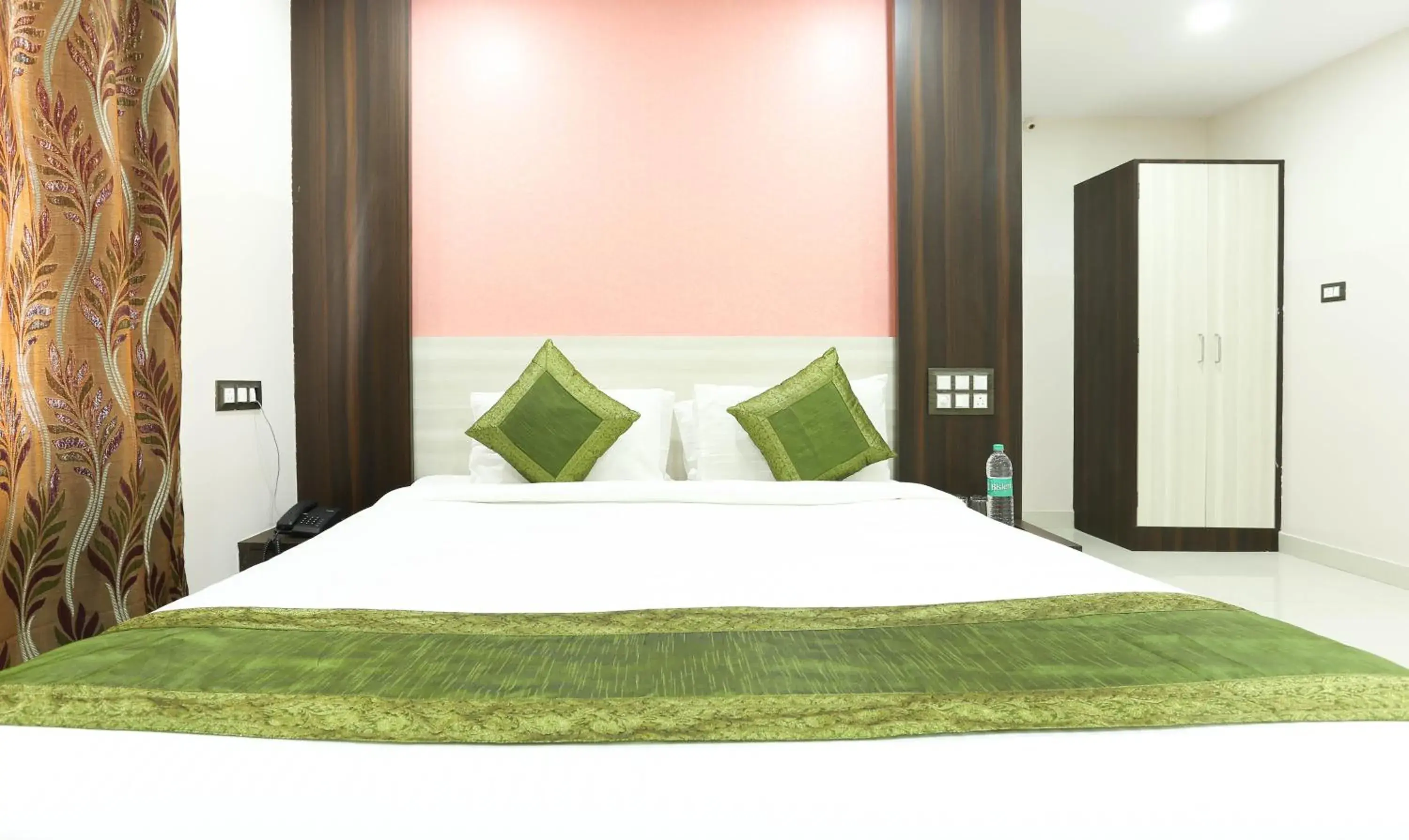 Deluxe Double Room - single occupancy in Hotel Habitat Comforts Deluxe Double Room - single occupancy in Hotel Habitat Comforts
