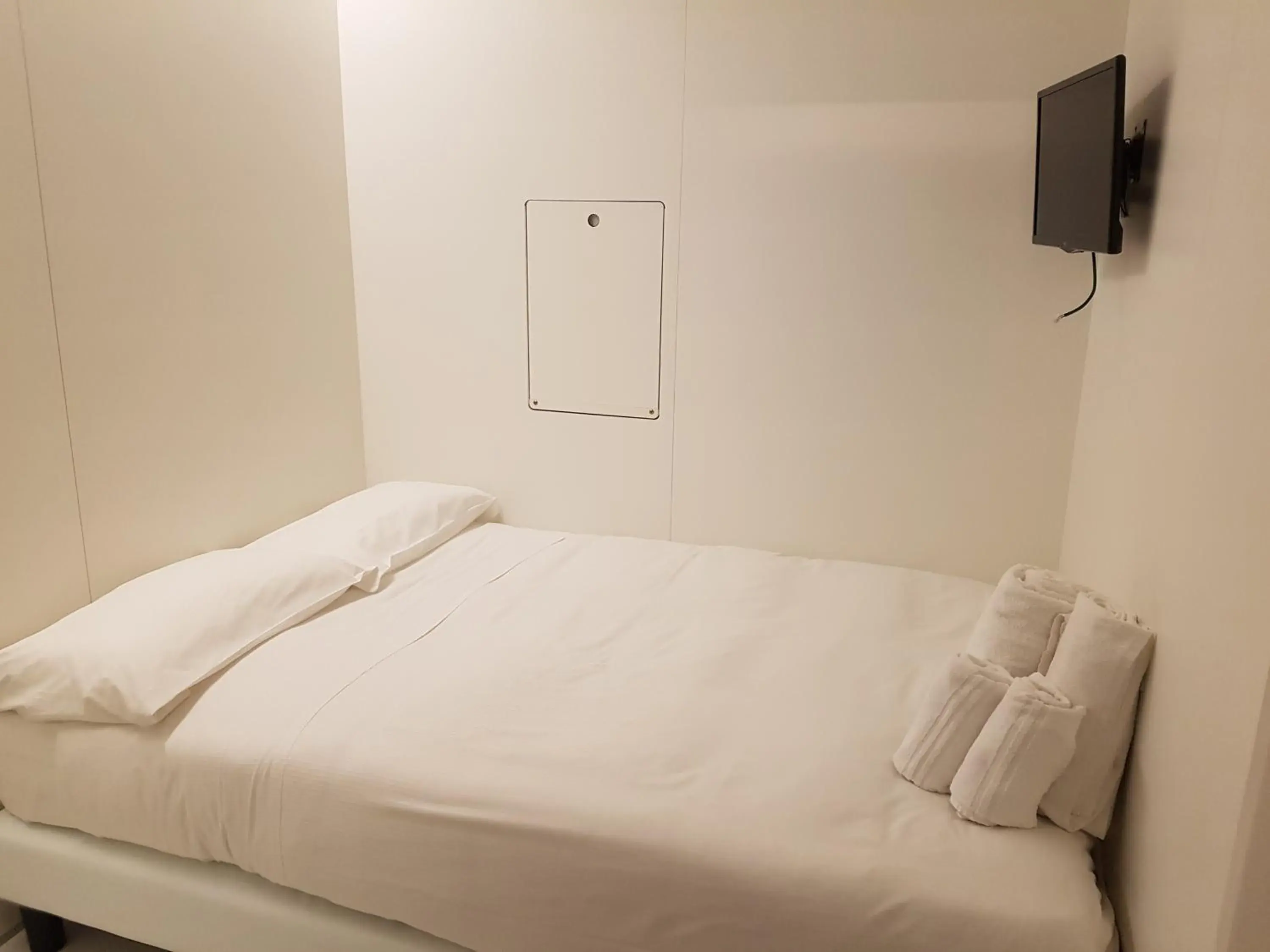 Capsule Double Room with Shared Bathroom in Bed & Boarding Capsule Double Room with Shared Bathroom in Bed & Boarding
