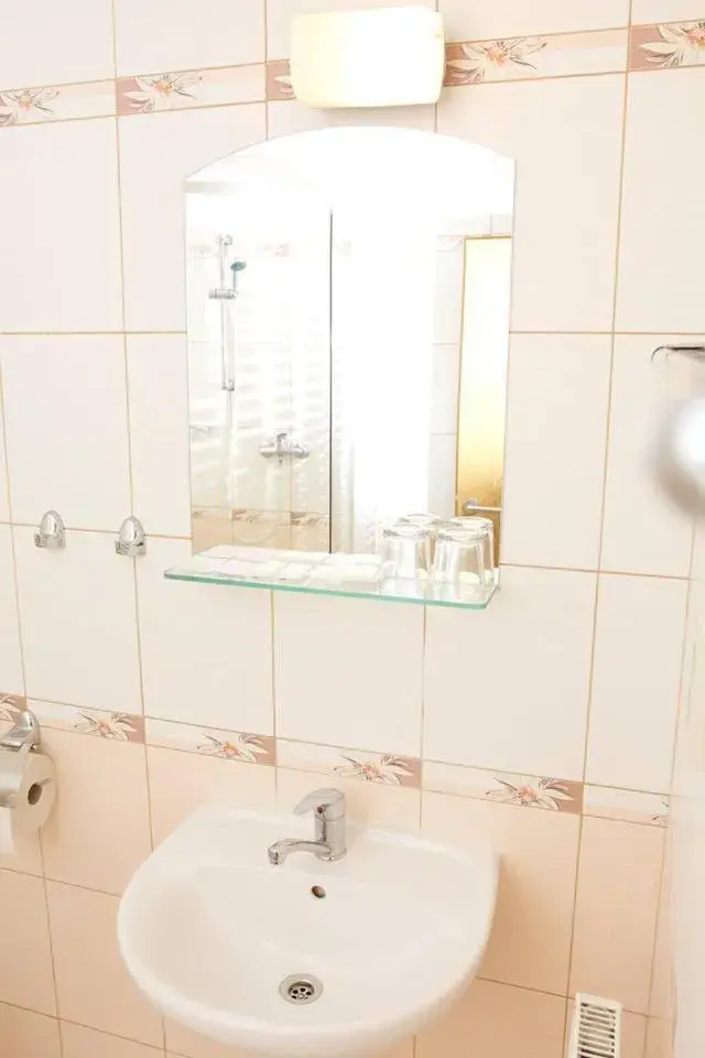 Double or Twin Room with Bathroom - single occupancy in Hotel Clavis Double or Twin Room with Bathroom - single occupancy in Hotel Clavis