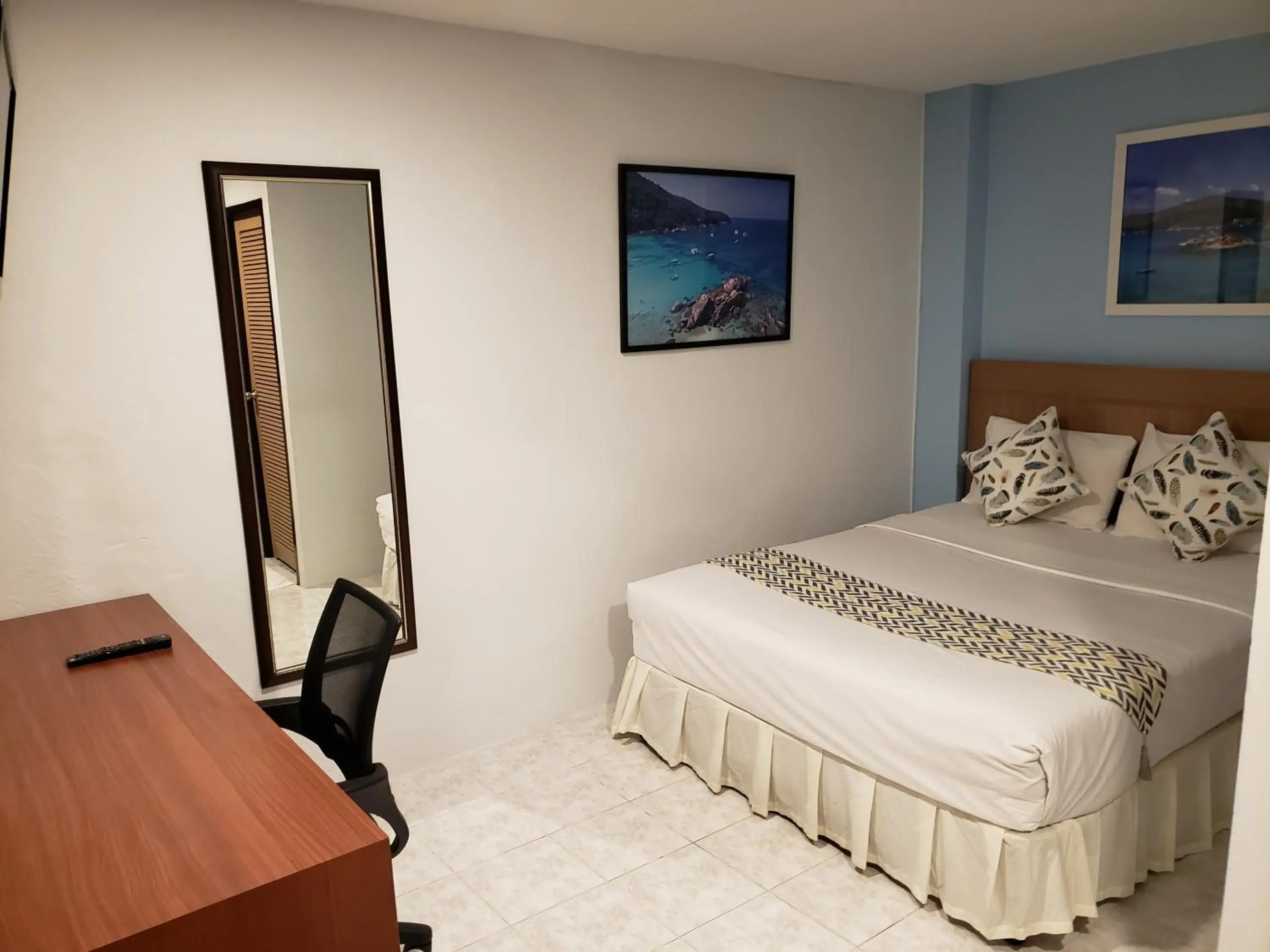 Standard Queen Room in Summer Breeze Hotel Standard Queen Room in Summer Breeze Hotel